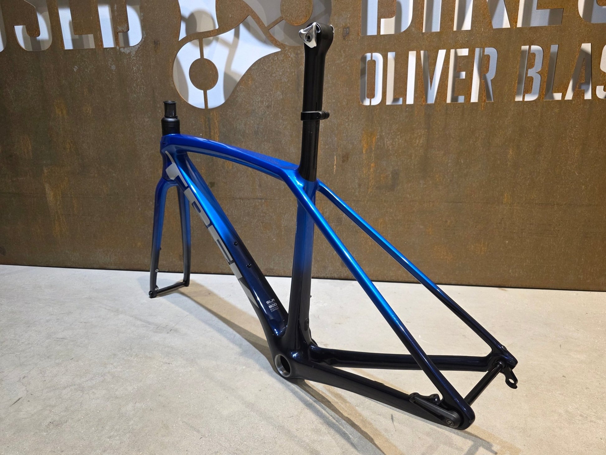 Rennradrahmen von Trek, TREK EMONDA SLR RAHMENSET / PROJECT ONE / DISC / 50CM in variant_title vor USEDBIKES - OB.DE Hintergrund