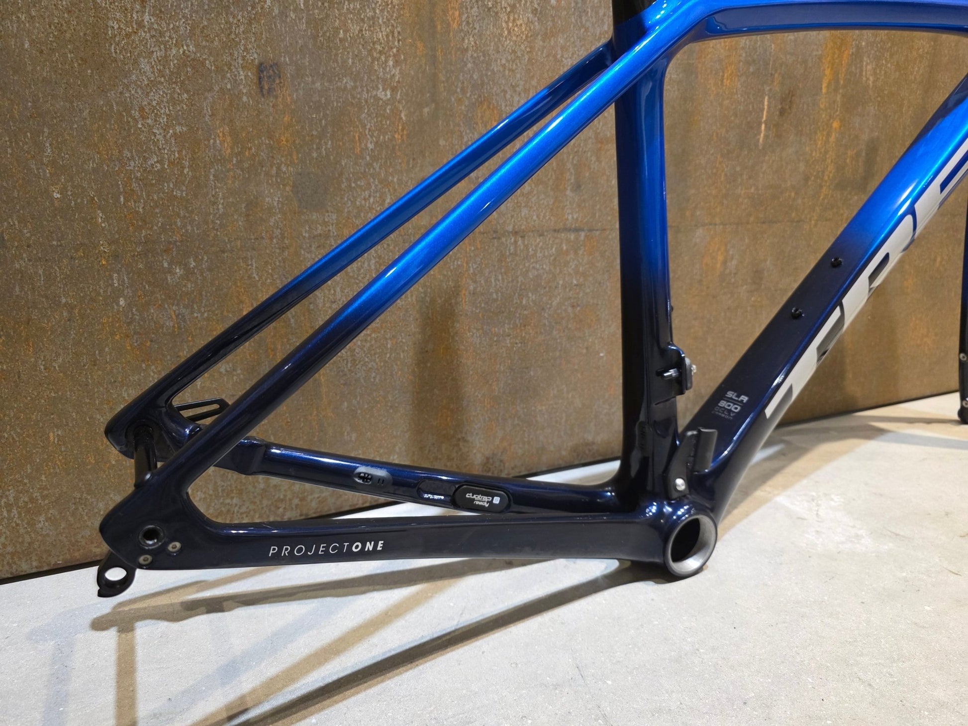 Rennradrahmen von Trek, TREK EMONDA SLR RAHMENSET / PROJECT ONE / DISC / 50CM in variant_title vor USEDBIKES - OB.DE Hintergrund