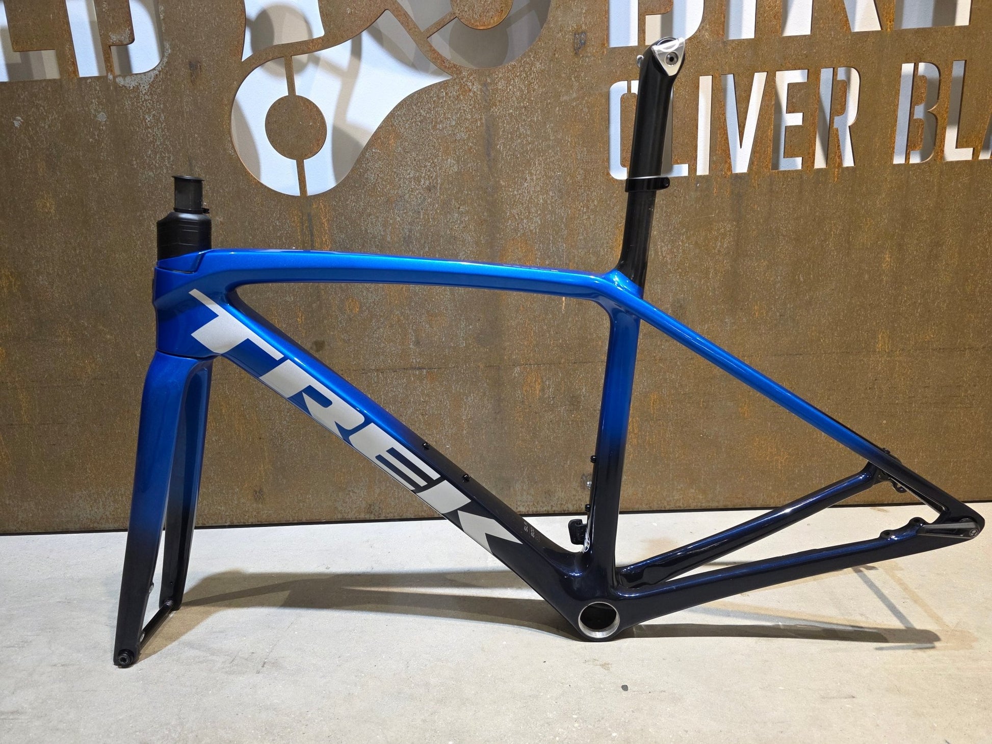 Rennradrahmen von Trek, TREK EMONDA SLR RAHMENSET / PROJECT ONE / DISC / 50CM in variant_title vor USEDBIKES - OB.DE Hintergrund