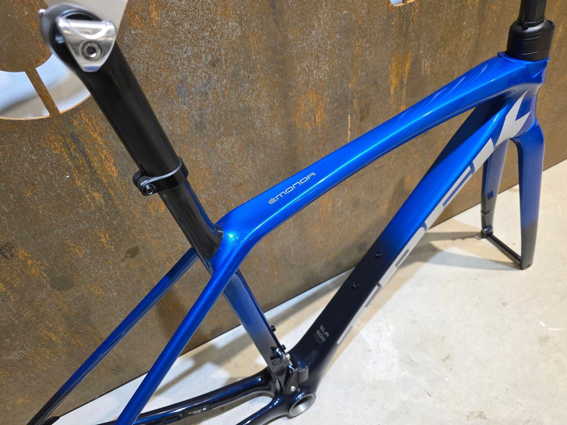 Rennradrahmen von Trek, TREK EMONDA SLR RAHMENSET / PROJECT ONE / DISC / 50CM in variant_title vor USEDBIKES - OB.DE Hintergrund