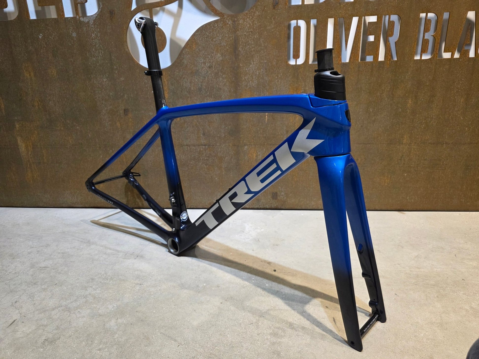 Rennradrahmen von Trek, TREK EMONDA SLR RAHMENSET / PROJECT ONE / DISC / 50CM in variant_title vor USEDBIKES - OB.DE Hintergrund