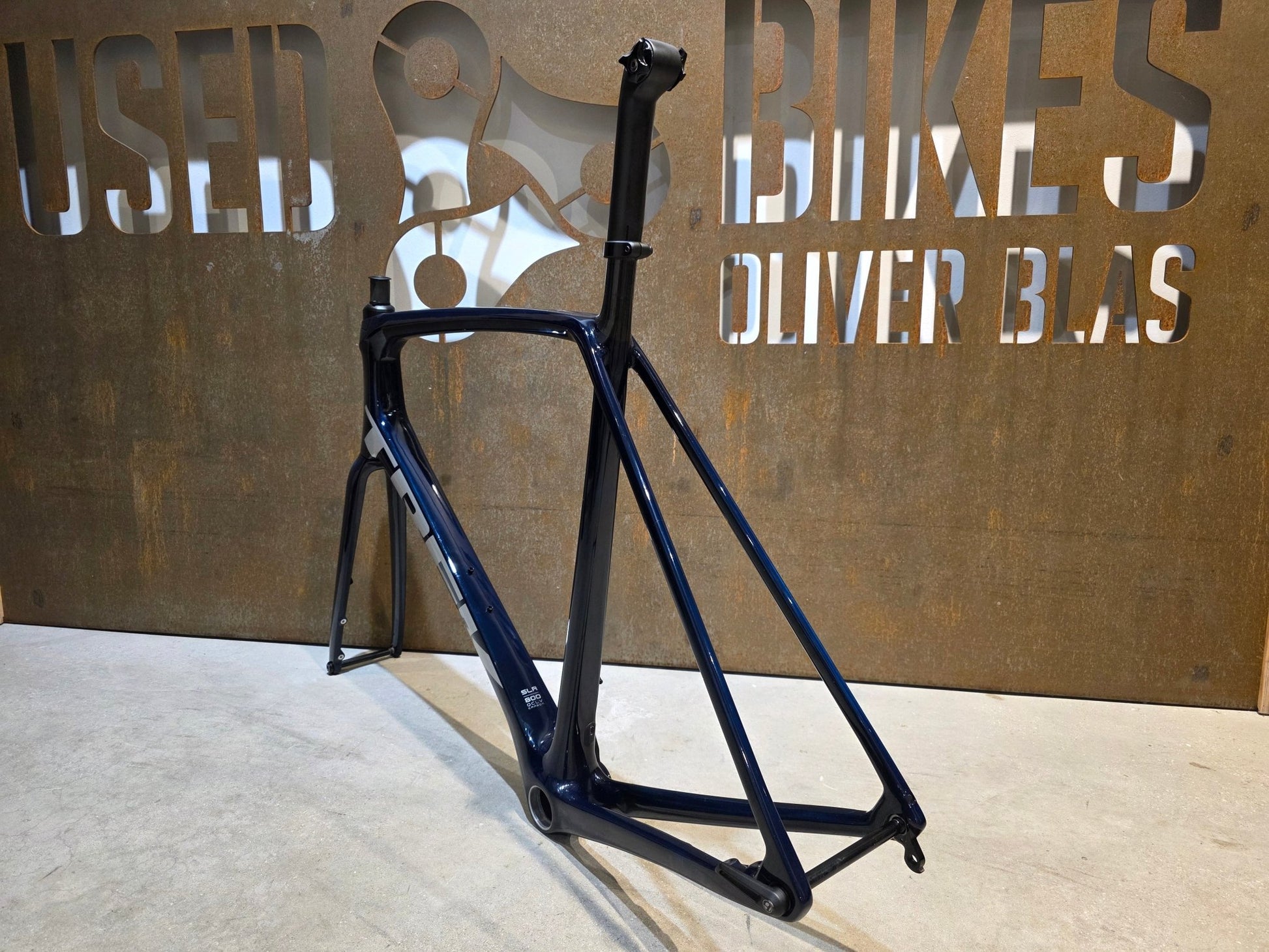 Rennradrahmen von Trek, TREK EMONDA SLR RAHMENSET / PROJECT ONE / DISC / 62CM vor USEDBIKES - OB.DE Hintergrund