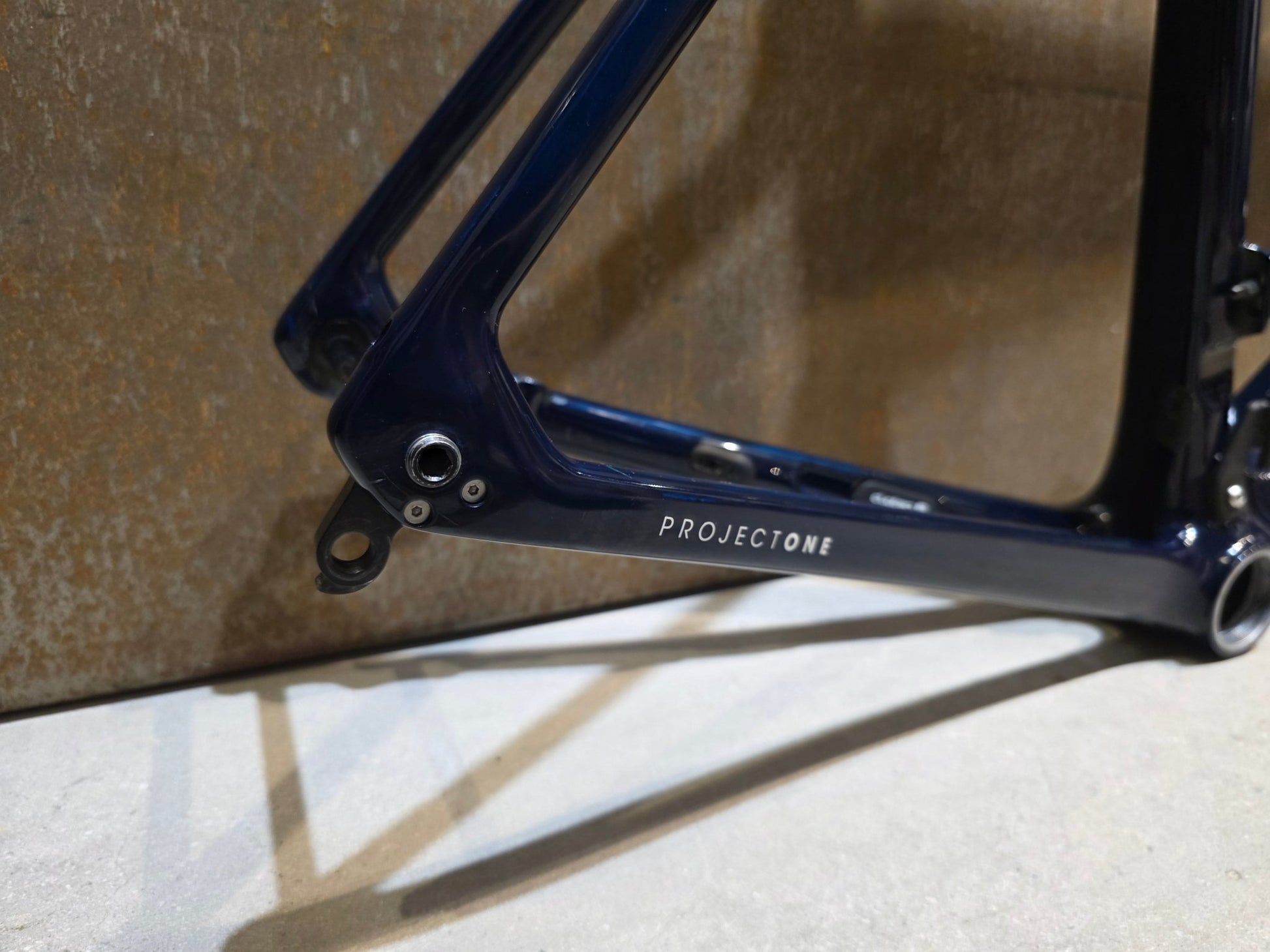 Rennradrahmen von Trek, TREK EMONDA SLR RAHMENSET / PROJECT ONE / DISC / 62CM vor USEDBIKES - OB.DE Hintergrund