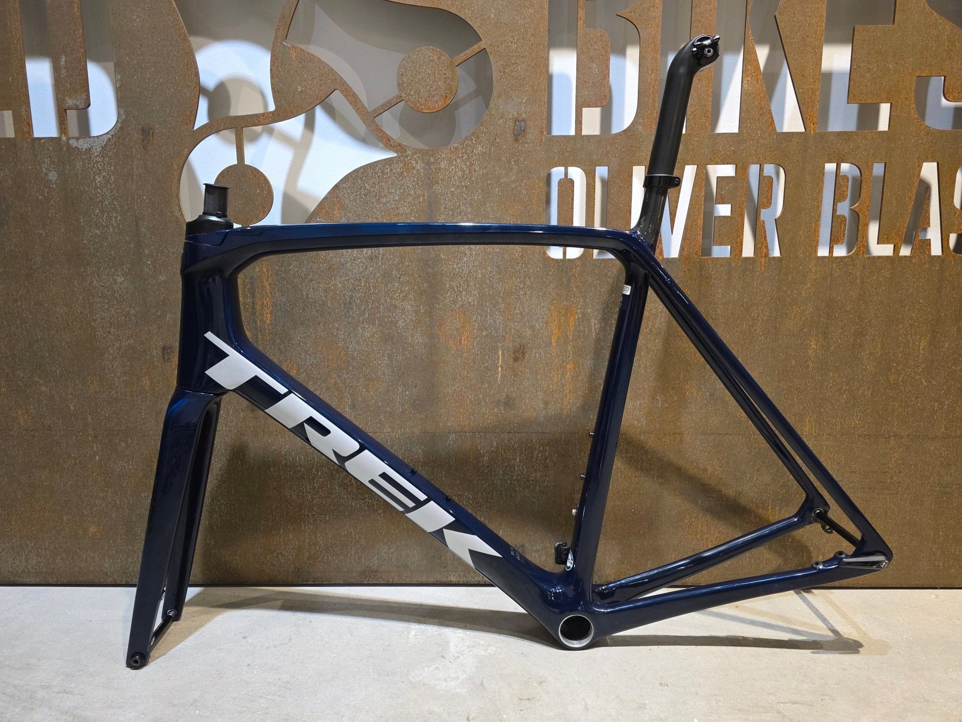 Rennradrahmen von Trek, TREK EMONDA SLR RAHMENSET / PROJECT ONE / DISC / 62CM vor USEDBIKES - OB.DE Hintergrund