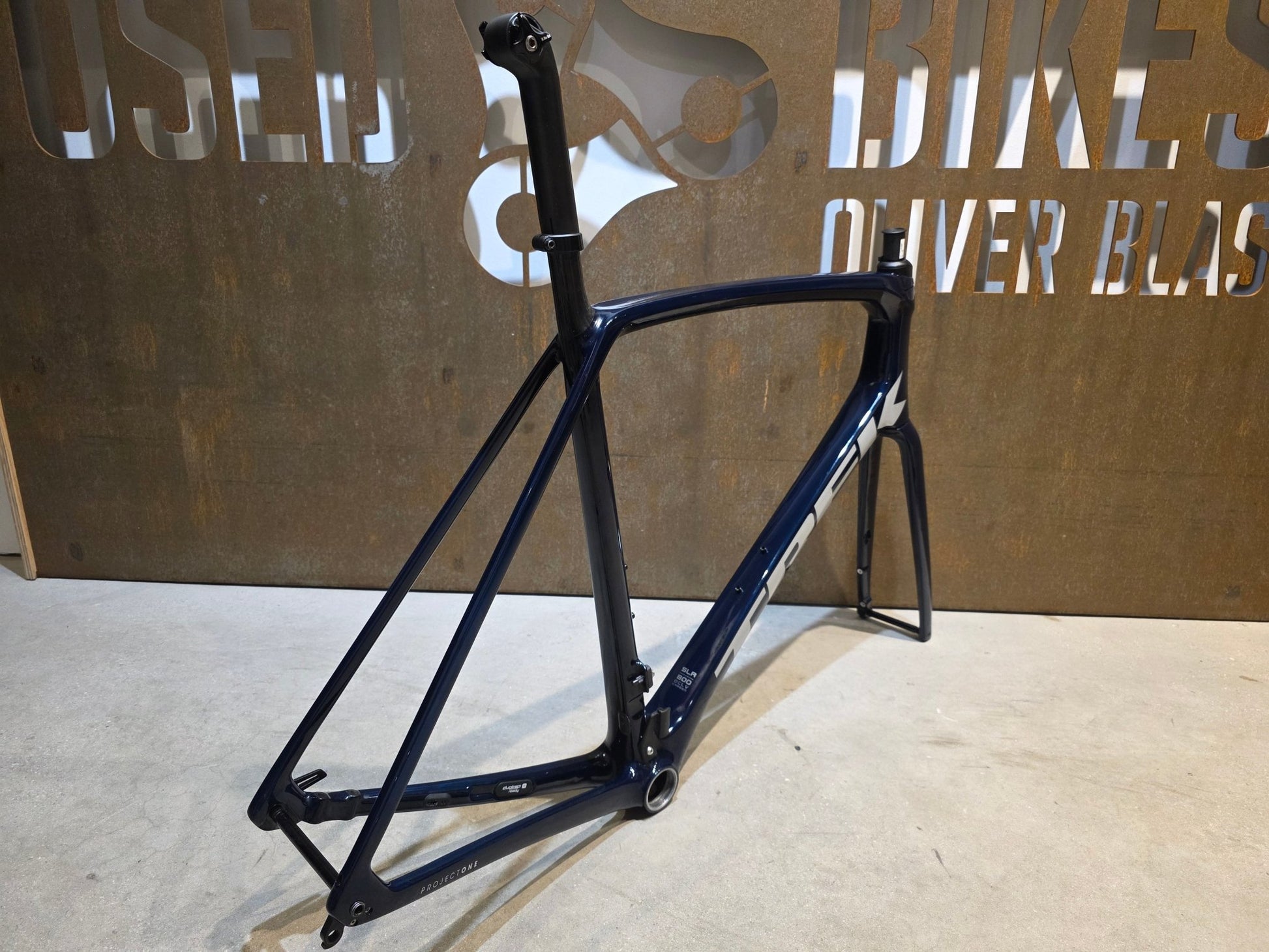 Rennradrahmen von Trek, TREK EMONDA SLR RAHMENSET / PROJECT ONE / DISC / 62CM vor USEDBIKES - OB.DE Hintergrund