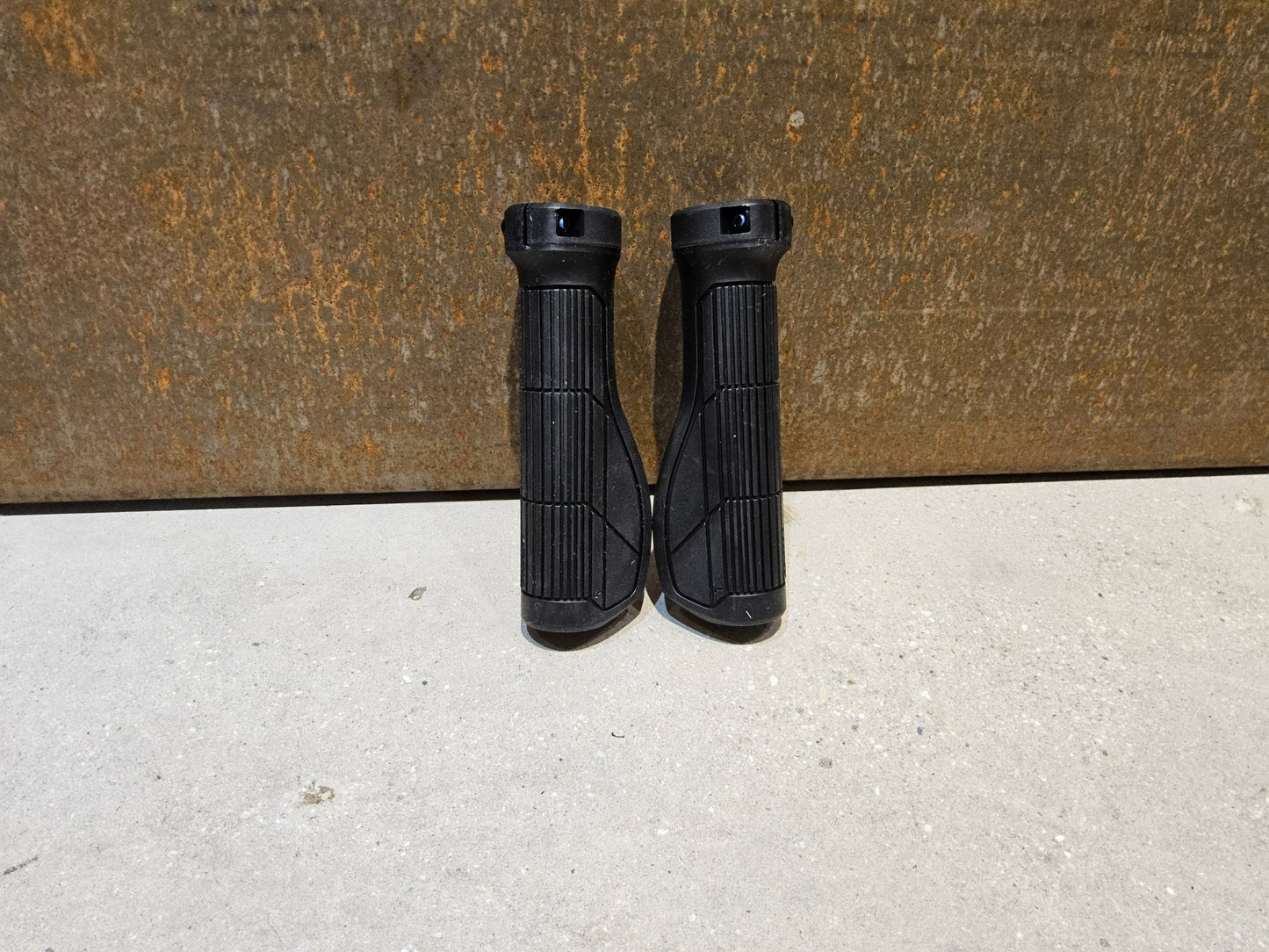 Griffe und Lenkerbänder von Trek, TREK ERGONOMIC COMP MOUNTAINBIKE GRIFFE / 135 / 135 MM vor USEDBIKES - OB.DE Hintergrund