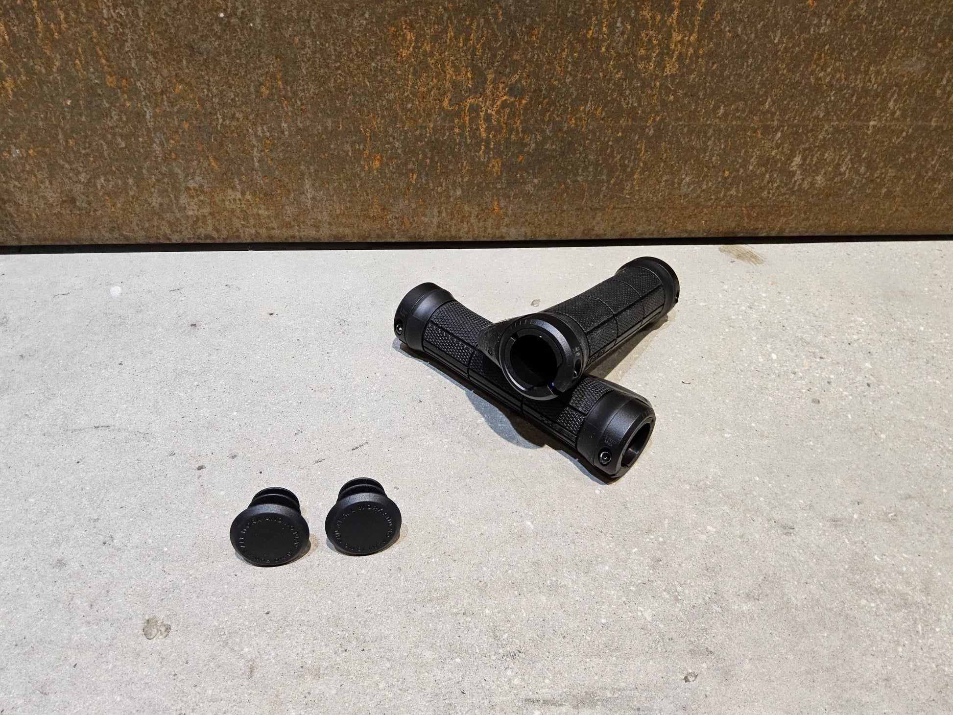 Griffe und Lenkerbänder von Trek, TREK ERGONOMIC PRO MOUNTAINBIKE GRIFFE / 135 / 135 MM vor USEDBIKES - OB.DE Hintergrund