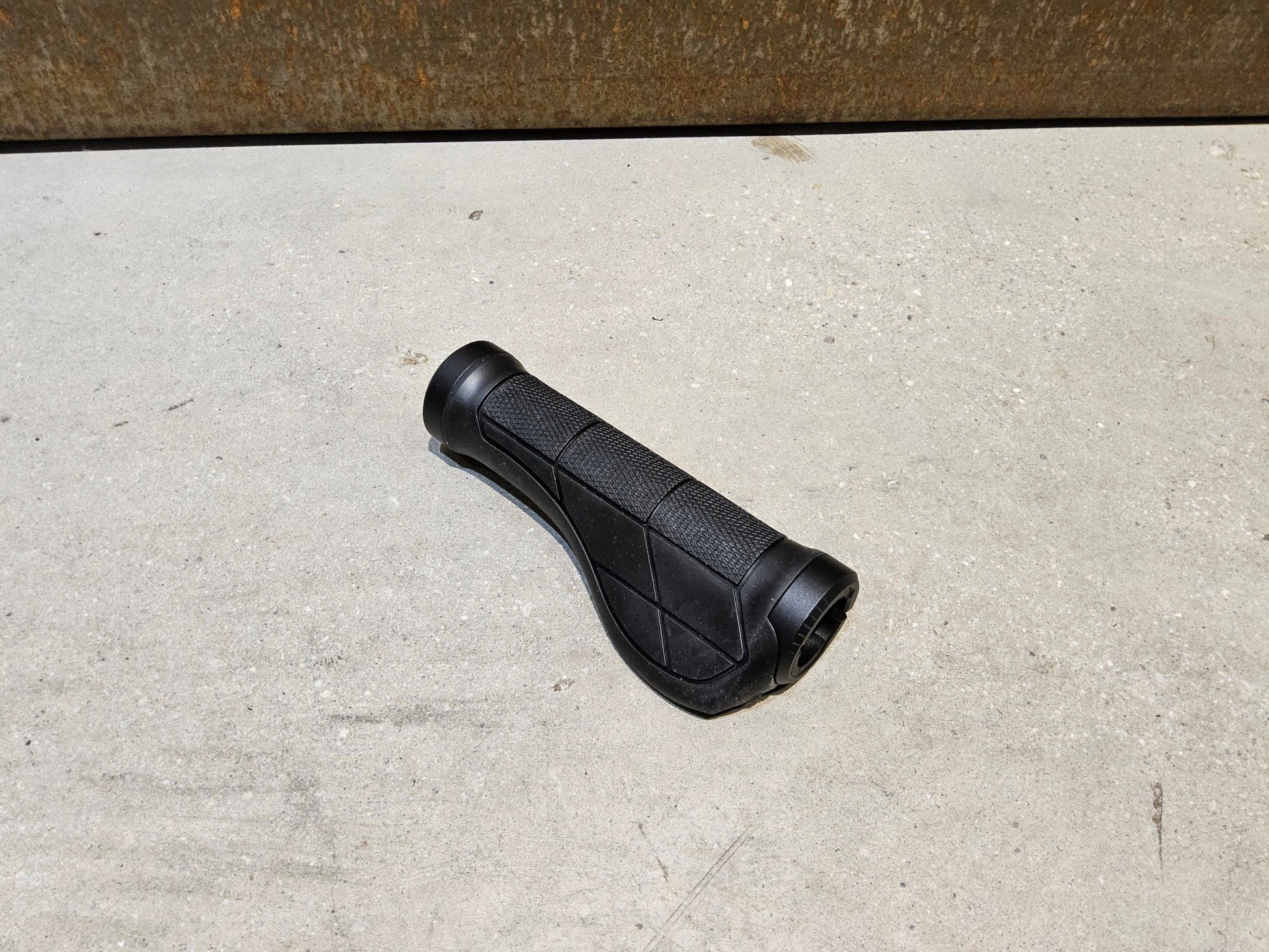 Griffe und Lenkerbänder von Trek, TREK ERGONOMIC PRO MOUNTAINBIKE GRIFFE / 135 / 135 MM vor USEDBIKES - OB.DE Hintergrund