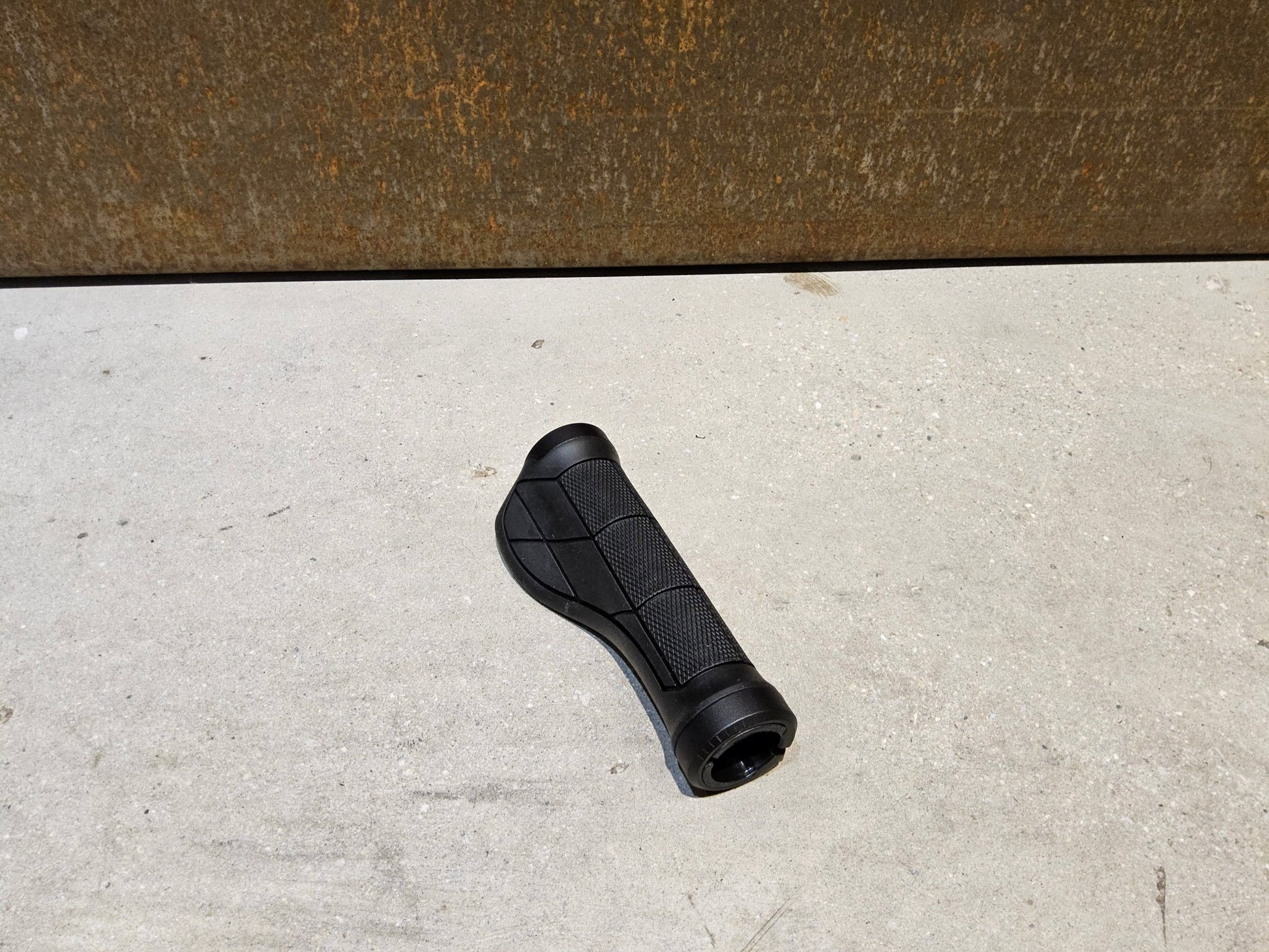 Griffe und Lenkerbänder von Trek, TREK ERGONOMIC PRO MOUNTAINBIKE GRIFFE / 135 / 135 MM vor USEDBIKES - OB.DE Hintergrund