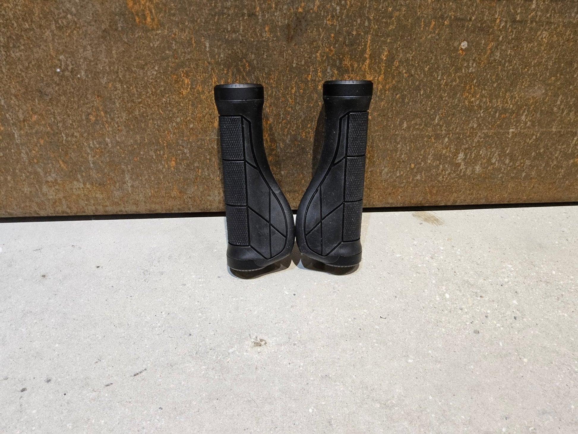 Griffe und Lenkerbänder von Trek, TREK ERGONOMIC PRO MOUNTAINBIKE GRIFFE / 135 / 135 MM vor USEDBIKES - OB.DE Hintergrund