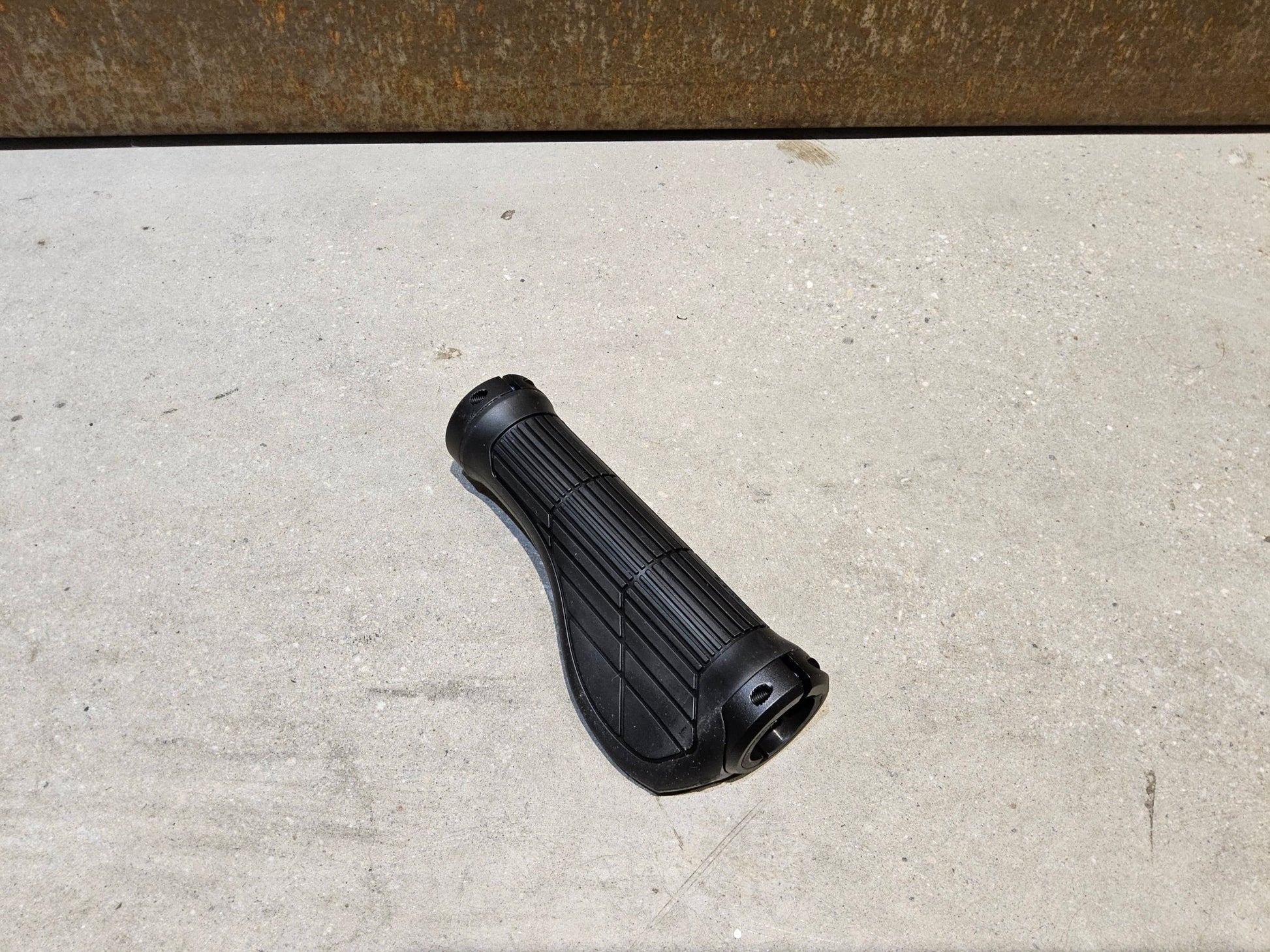 Griffe und Lenkerbänder von Trek, TREK ERGONOMIC PRO MOUNTAINBIKE GRIFFE / 135 / 135 MM vor USEDBIKES - OB.DE Hintergrund