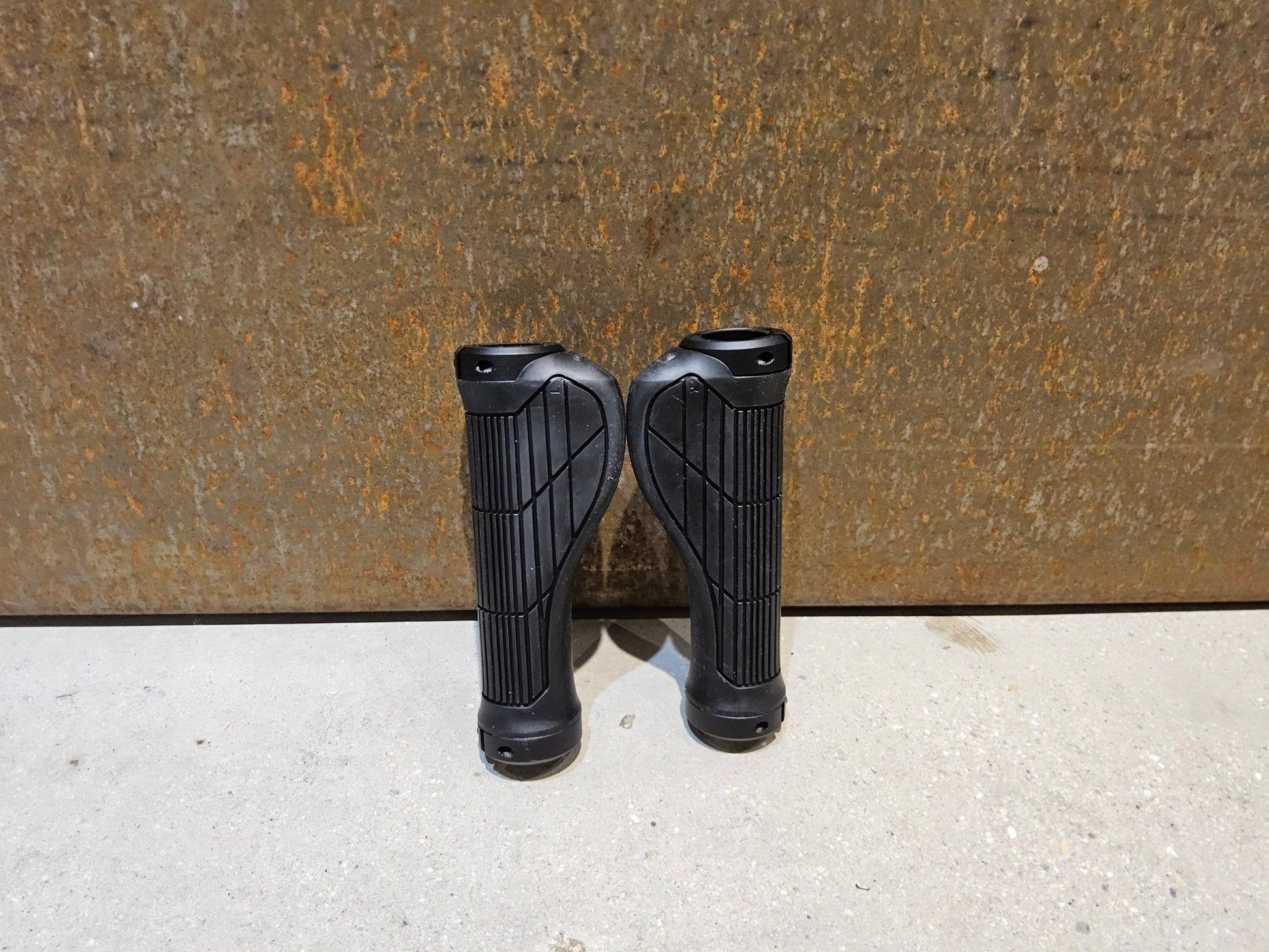 Griffe und Lenkerbänder von Trek, TREK ERGONOMIC PRO MOUNTAINBIKE GRIFFE / 135 / 135 MM vor USEDBIKES - OB.DE Hintergrund