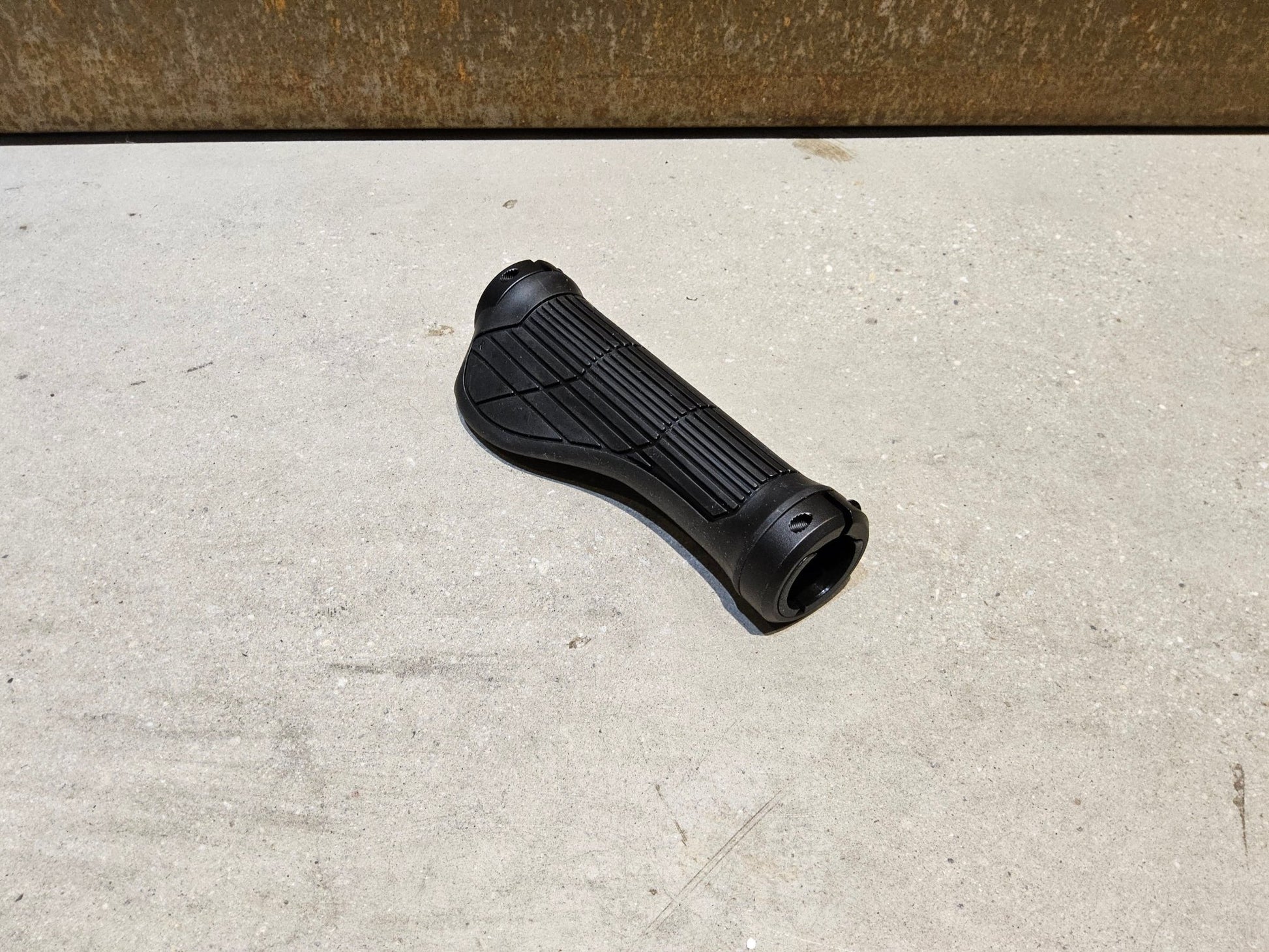 Griffe und Lenkerbänder von Trek, TREK ERGONOMIC PRO MOUNTAINBIKE GRIFFE / 135 / 135 MM vor USEDBIKES - OB.DE Hintergrund