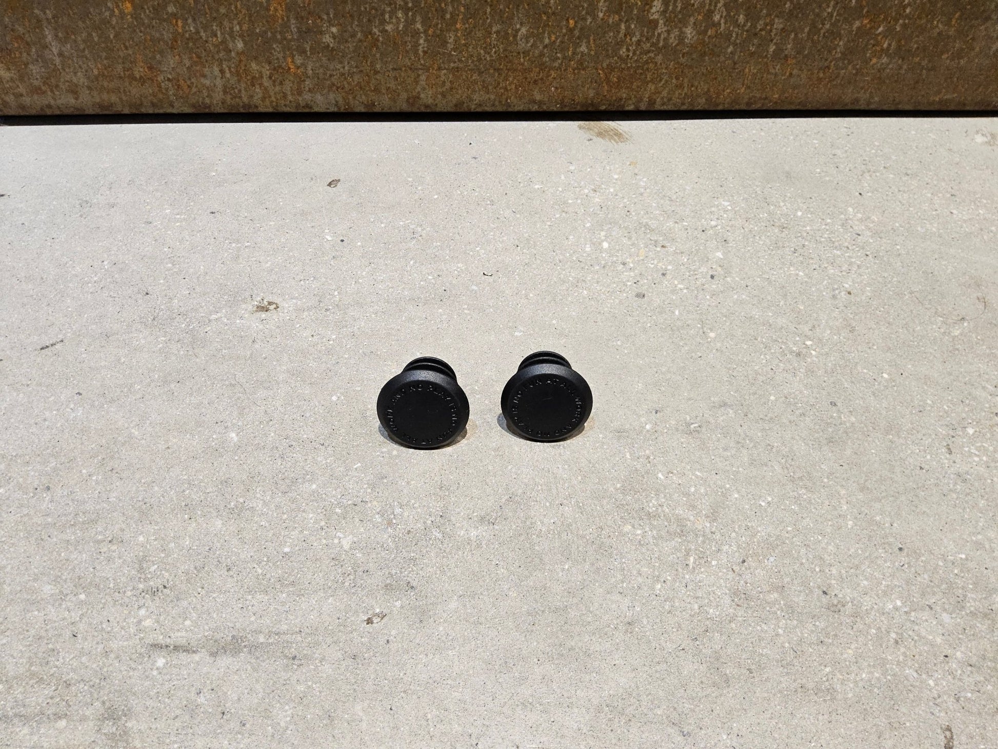 Griffe und Lenkerbänder von Trek, TREK ERGONOMIC PRO MOUNTAINBIKE GRIFFE / 135 / 135 MM vor USEDBIKES - OB.DE Hintergrund