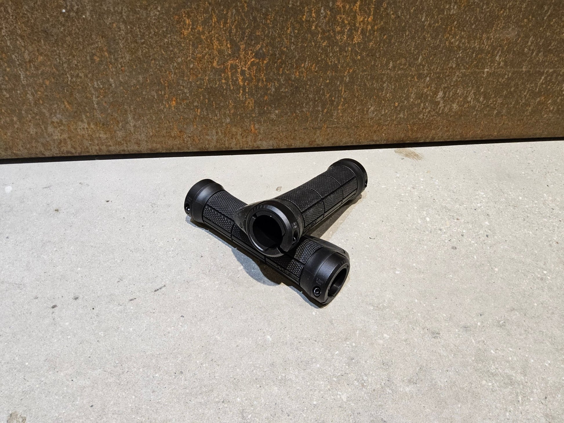 Griffe und Lenkerbänder von Trek, TREK ERGONOMIC PRO MOUNTAINBIKE GRIFFE / 135 / 135 MM vor USEDBIKES - OB.DE Hintergrund