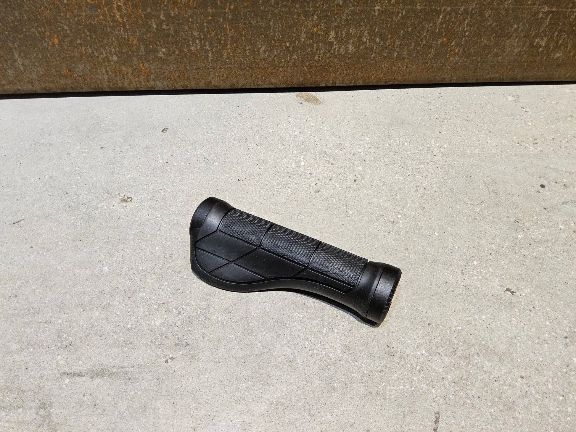 Griffe und Lenkerbänder von Trek, TREK ERGONOMIC PRO MOUNTAINBIKE GRIFFE / 135 / 90 MM vor USEDBIKES - OB.DE Hintergrund