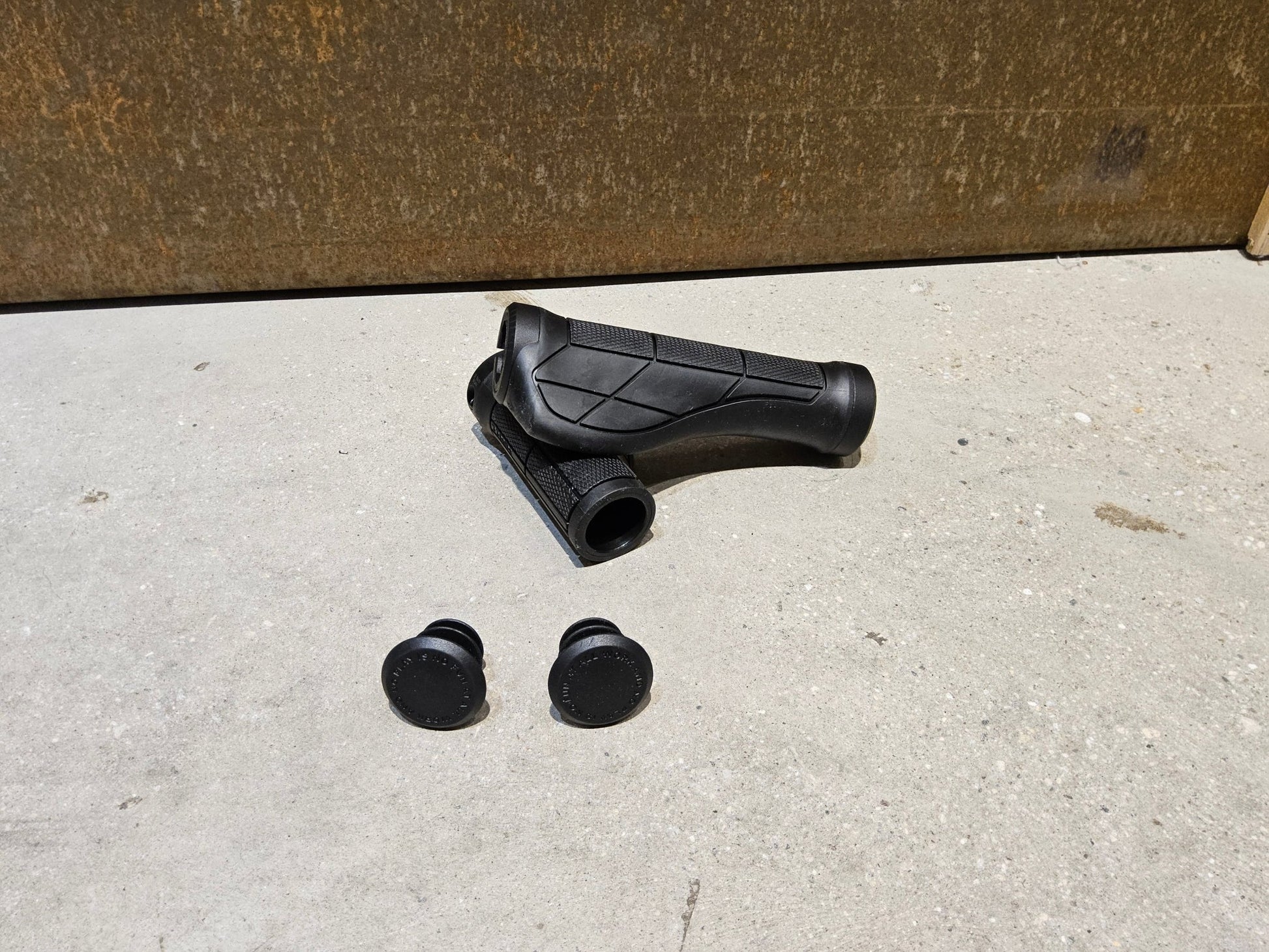 Griffe und Lenkerbänder von Trek, TREK ERGONOMIC PRO MOUNTAINBIKE GRIFFE / 135 / 90 MM vor USEDBIKES - OB.DE Hintergrund