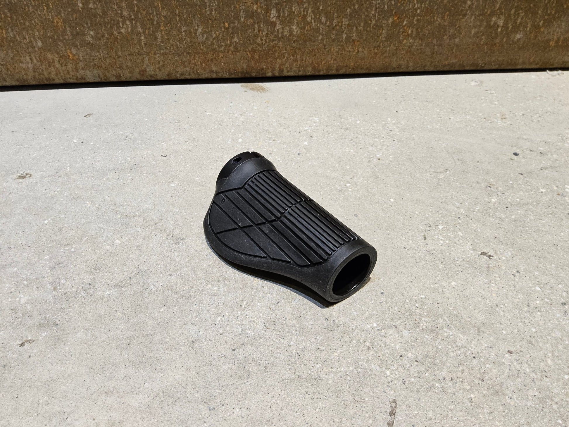 Griffe und Lenkerbänder von Trek, TREK ERGONOMIC PRO MOUNTAINBIKE GRIFFE / 135 / 90 MM vor USEDBIKES - OB.DE Hintergrund