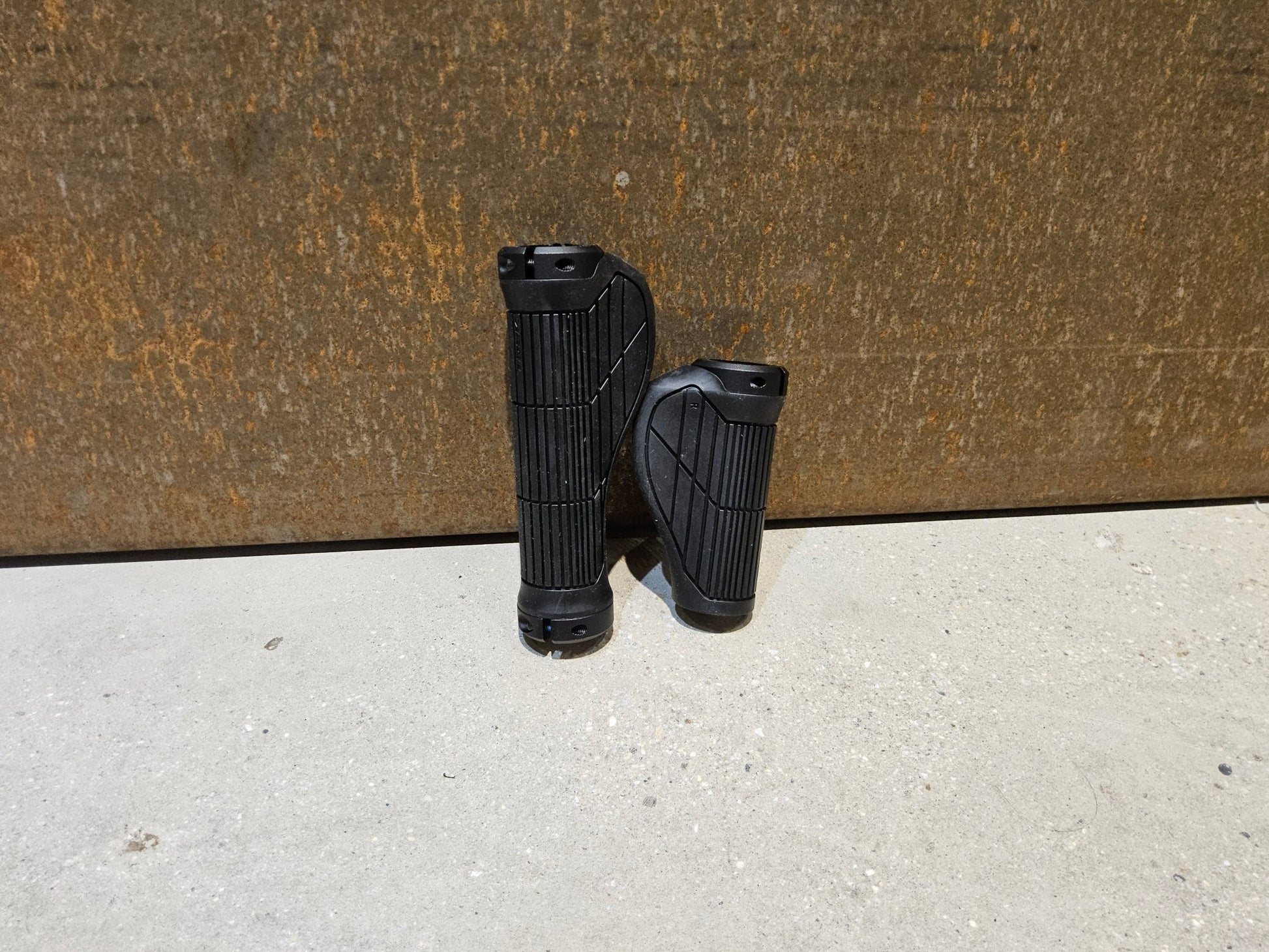 Griffe und Lenkerbänder von Trek, TREK ERGONOMIC PRO MOUNTAINBIKE GRIFFE / 135 / 90 MM vor USEDBIKES - OB.DE Hintergrund