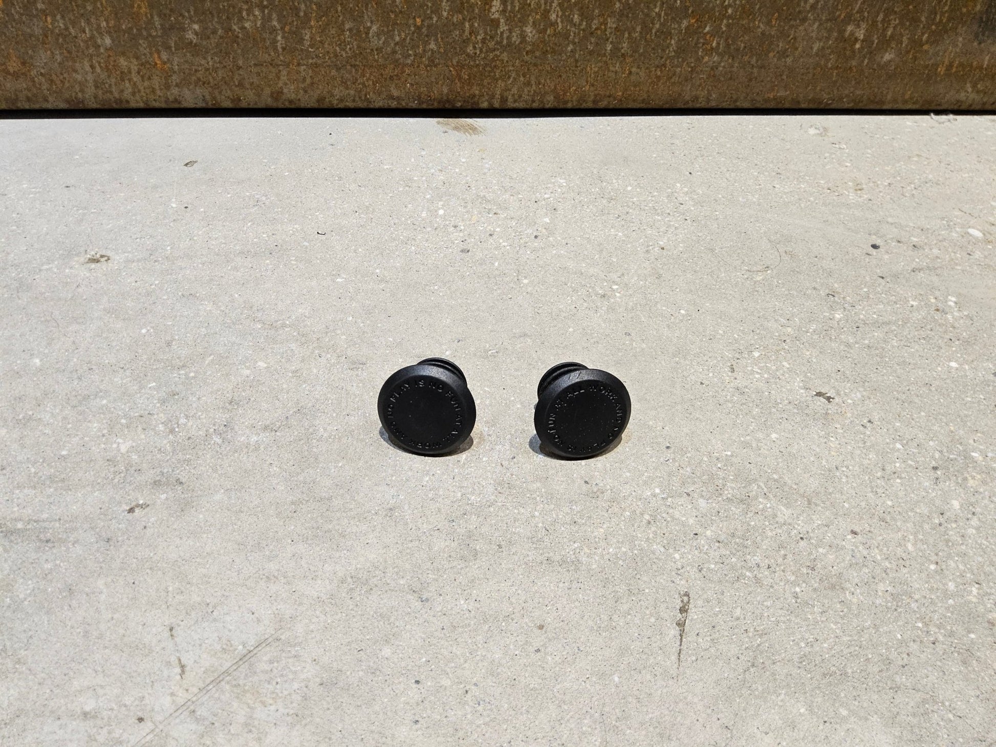 Griffe und Lenkerbänder von Trek, TREK ERGONOMIC PRO MOUNTAINBIKE GRIFFE / 135 / 90 MM vor USEDBIKES - OB.DE Hintergrund