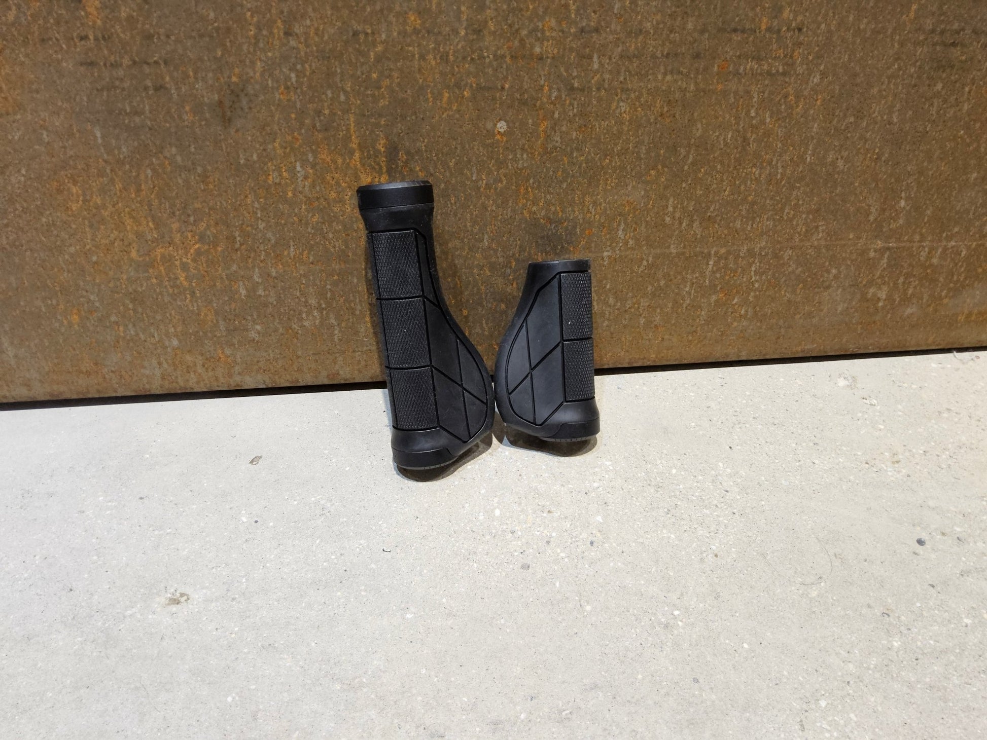 Griffe und Lenkerbänder von Trek, TREK ERGONOMIC PRO MOUNTAINBIKE GRIFFE / 135 / 90 MM vor USEDBIKES - OB.DE Hintergrund