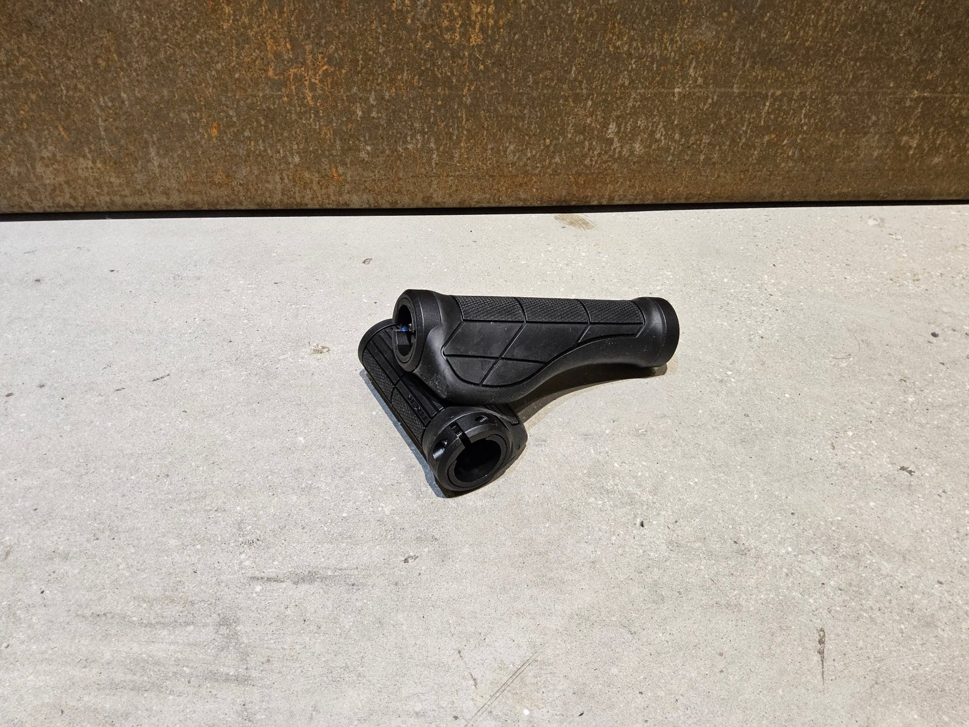 Griffe und Lenkerbänder von Trek, TREK ERGONOMIC PRO MOUNTAINBIKE GRIFFE / 135 / 90 MM vor USEDBIKES - OB.DE Hintergrund