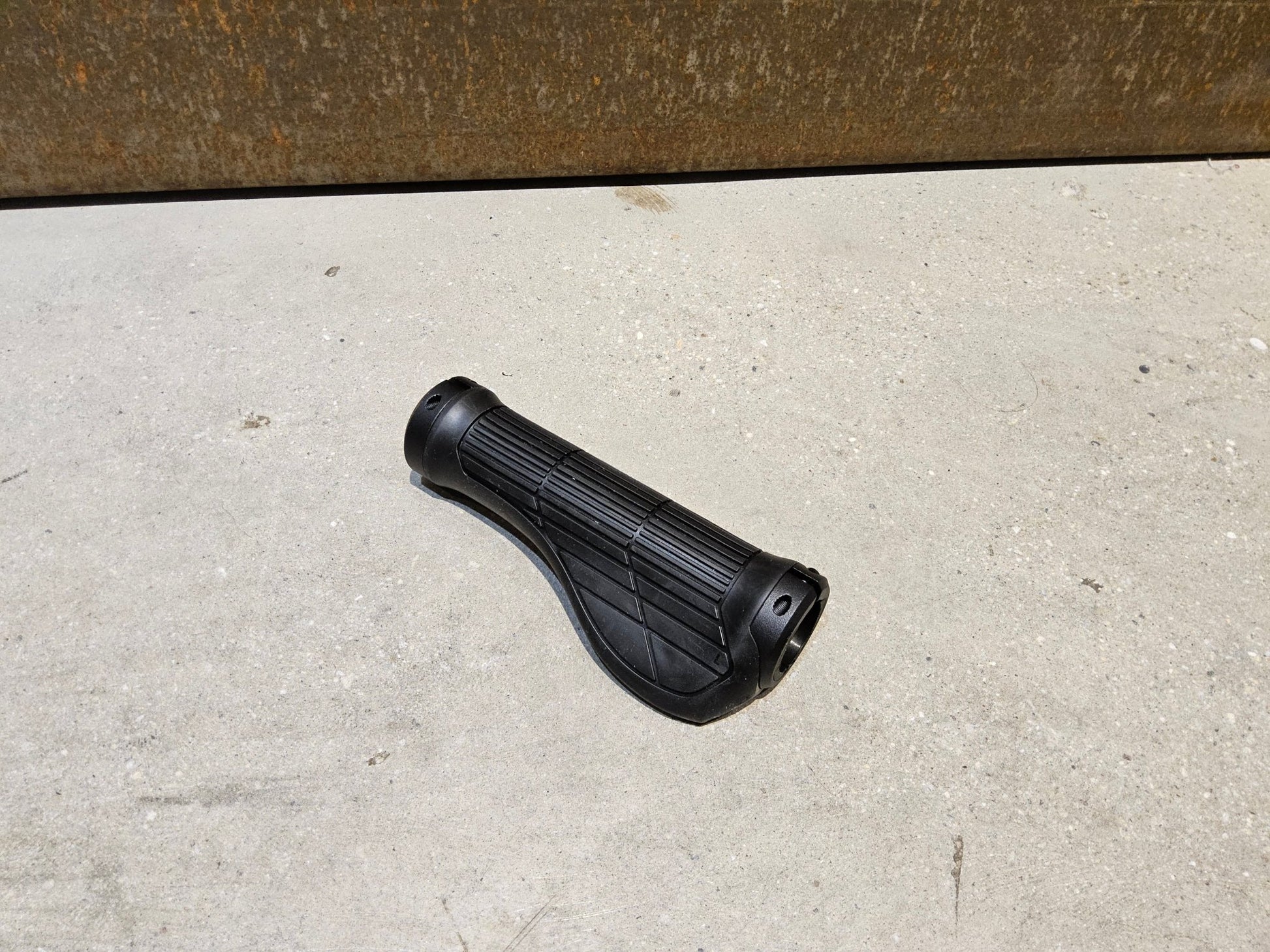 Griffe und Lenkerbänder von Trek, TREK ERGONOMIC PRO MOUNTAINBIKE GRIFFE / 135 / 90 MM vor USEDBIKES - OB.DE Hintergrund