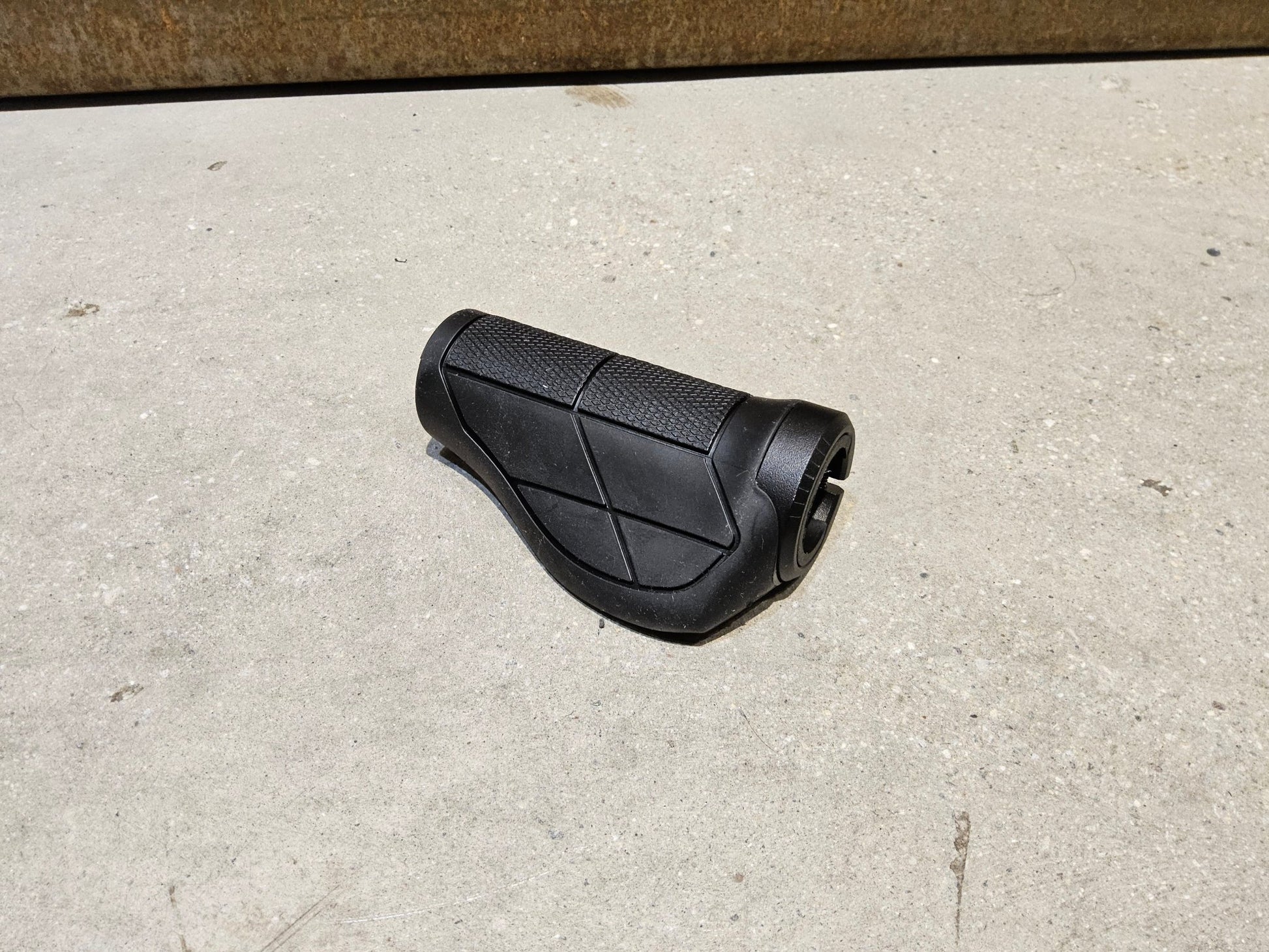 Griffe und Lenkerbänder von Trek, TREK ERGONOMIC PRO MOUNTAINBIKE GRIFFE / 135 / 90 MM vor USEDBIKES - OB.DE Hintergrund