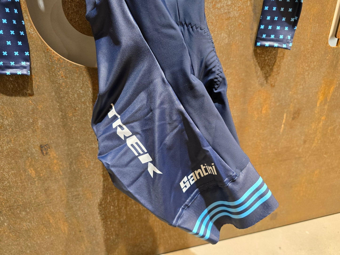 Damenbekleidung - TFR von Santini, TREK FACTORY RACING CX / CX SUIT LONGSLEEVE W. PKT / EINTEILER / DAMEN in variant_title vor USEDBIKES - OB.DE Hintergrund
