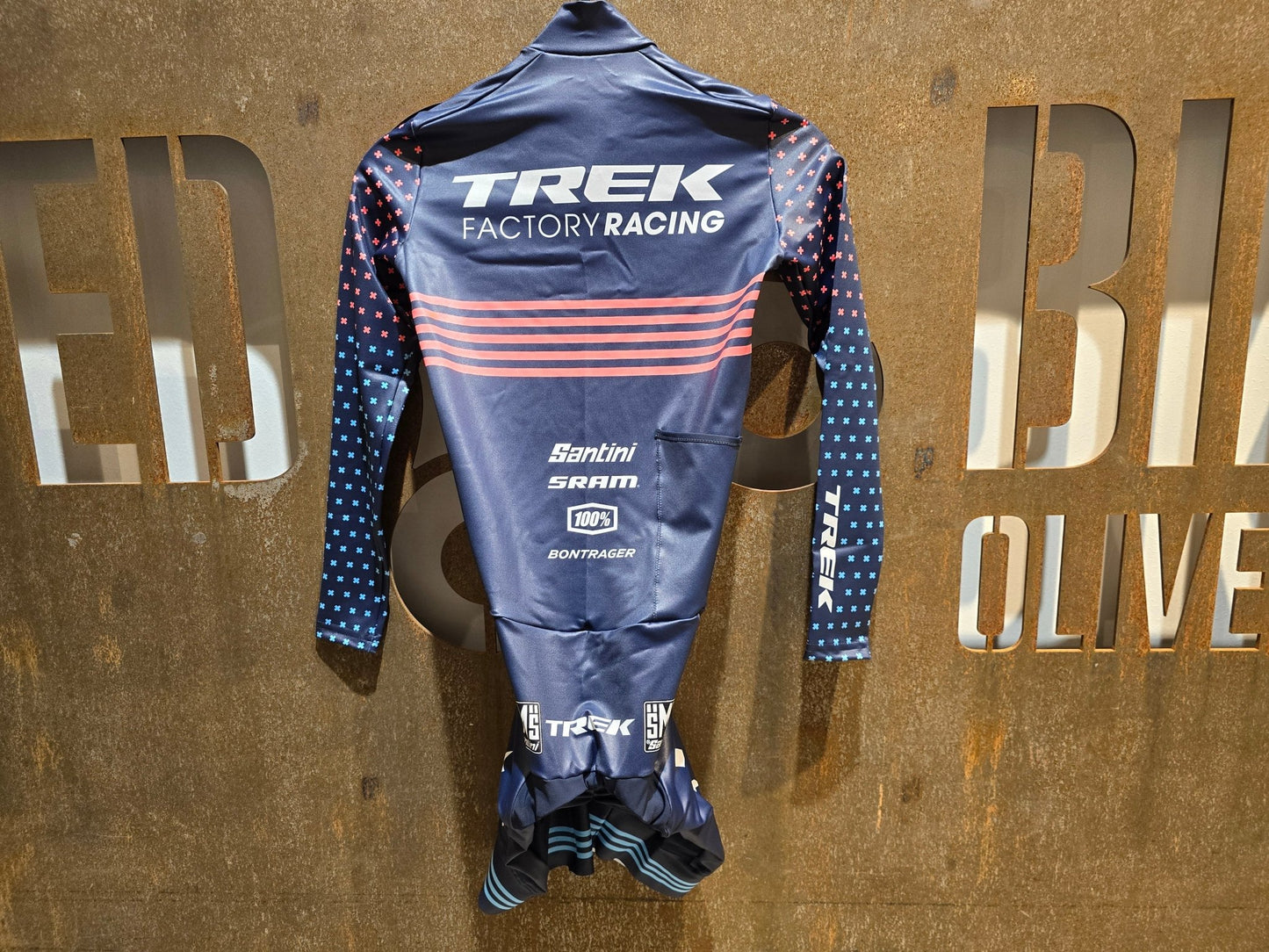 Damenbekleidung - TFR von Santini, TREK FACTORY RACING CX / CX SUIT LONGSLEEVE W. PKT / EINTEILER / DAMEN in variant_title vor USEDBIKES - OB.DE Hintergrund