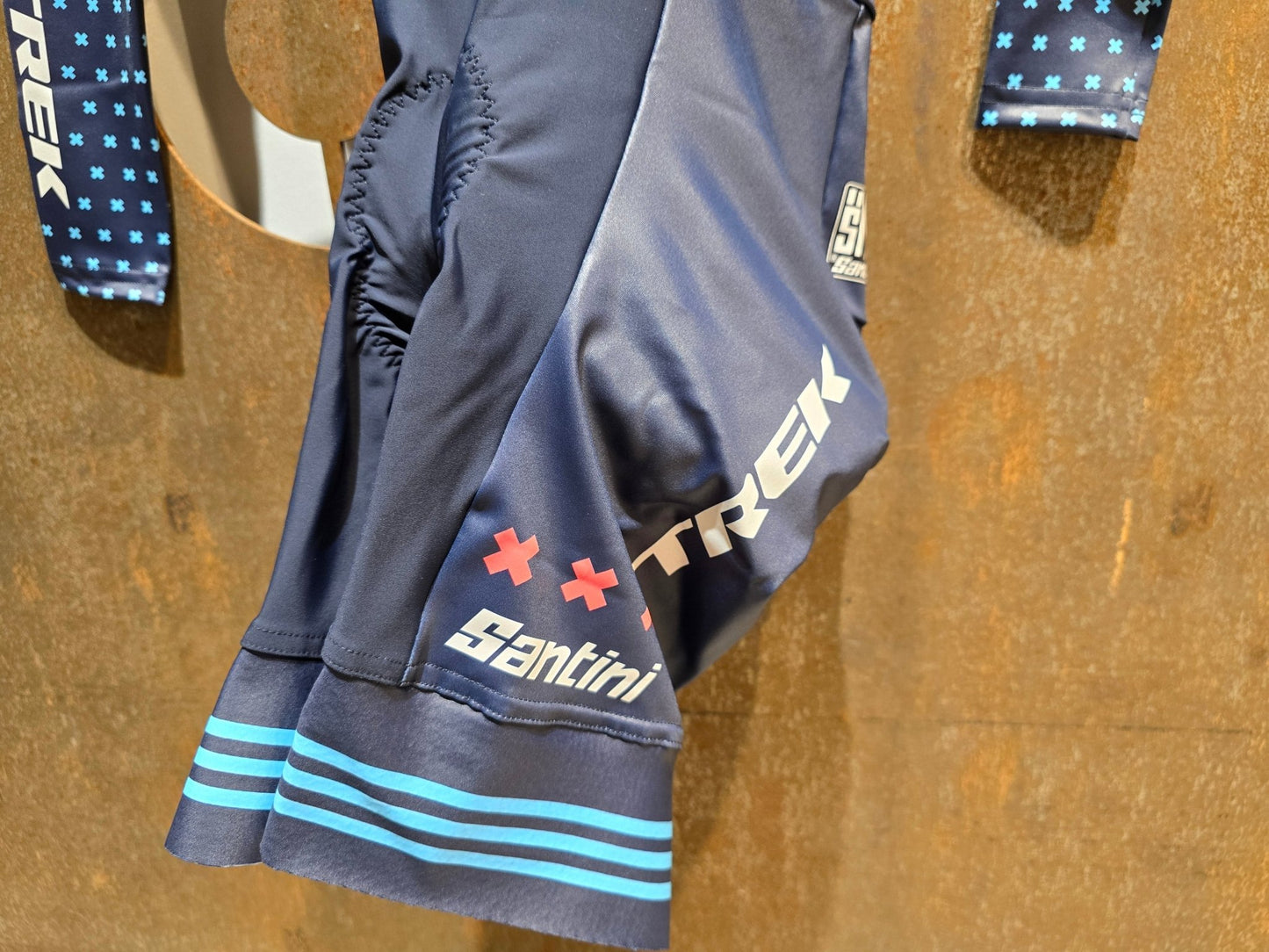 Damenbekleidung - TFR von Santini, TREK FACTORY RACING CX / CX SUIT LONGSLEEVE W. PKT / EINTEILER / DAMEN in variant_title vor USEDBIKES - OB.DE Hintergrund