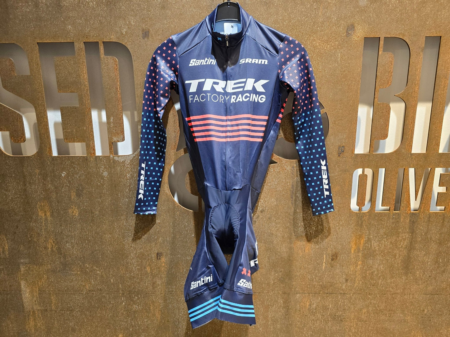 Damenbekleidung - TFR von Santini, TREK FACTORY RACING CX / CX SUIT LONGSLEEVE W. PKT / EINTEILER / DAMEN in variant_title vor USEDBIKES - OB.DE Hintergrund