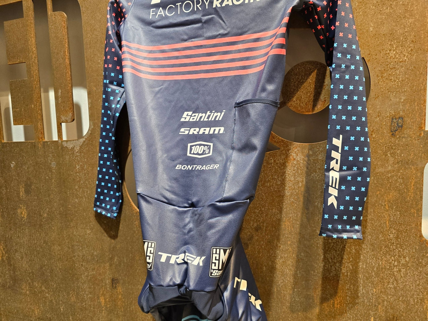 Damenbekleidung - TFR von Santini, TREK FACTORY RACING CX / CX SUIT LONGSLEEVE W. PKT / EINTEILER / DAMEN in variant_title vor USEDBIKES - OB.DE Hintergrund