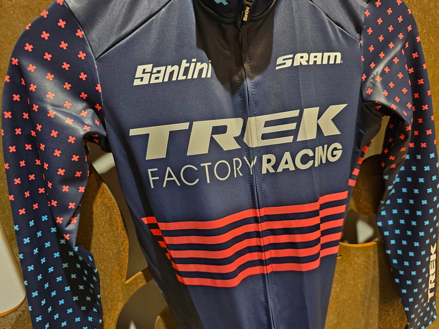 Damenbekleidung - TFR von Santini, TREK FACTORY RACING CX / CX SUIT LONGSLEEVE W. PKT / EINTEILER / DAMEN in variant_title vor USEDBIKES - OB.DE Hintergrund