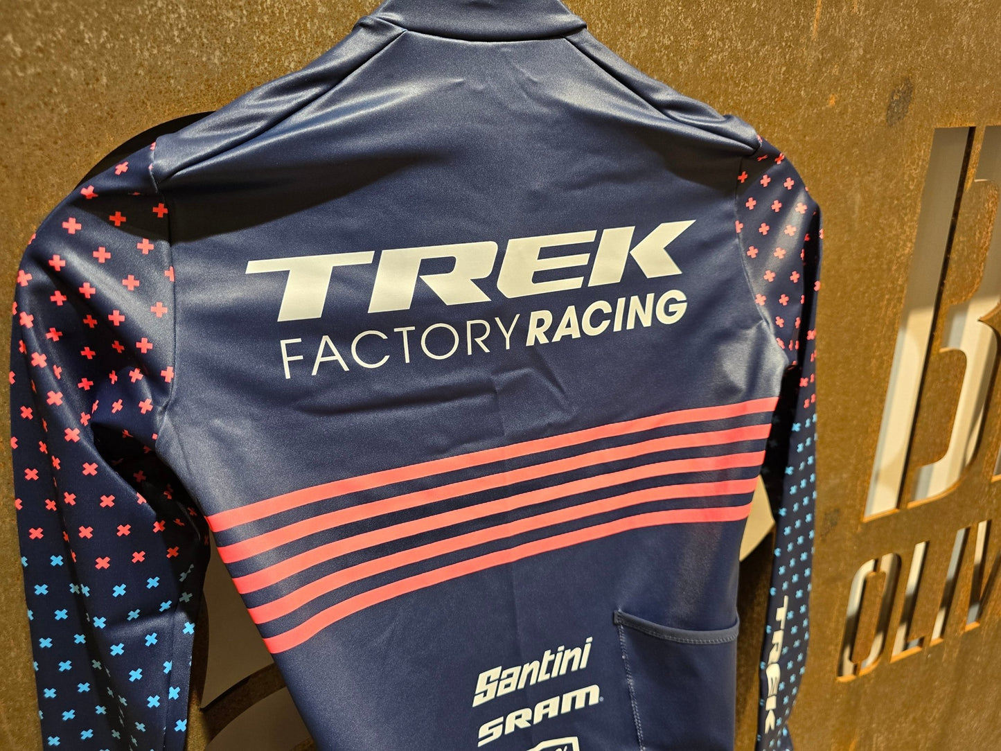 Damenbekleidung - TFR von Santini, TREK FACTORY RACING CX / CX SUIT LONGSLEEVE W. PKT / EINTEILER / DAMEN in variant_title vor USEDBIKES - OB.DE Hintergrund