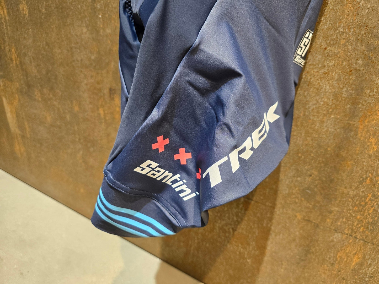 Damenbekleidung - TFR von Santini, TREK FACTORY RACING CX / CX SUIT SHORTSLEEVE SUPERLIGHT W. PKT / EINTEILER / DAMEN in variant_title vor USEDBIKES - OB.DE Hintergrund