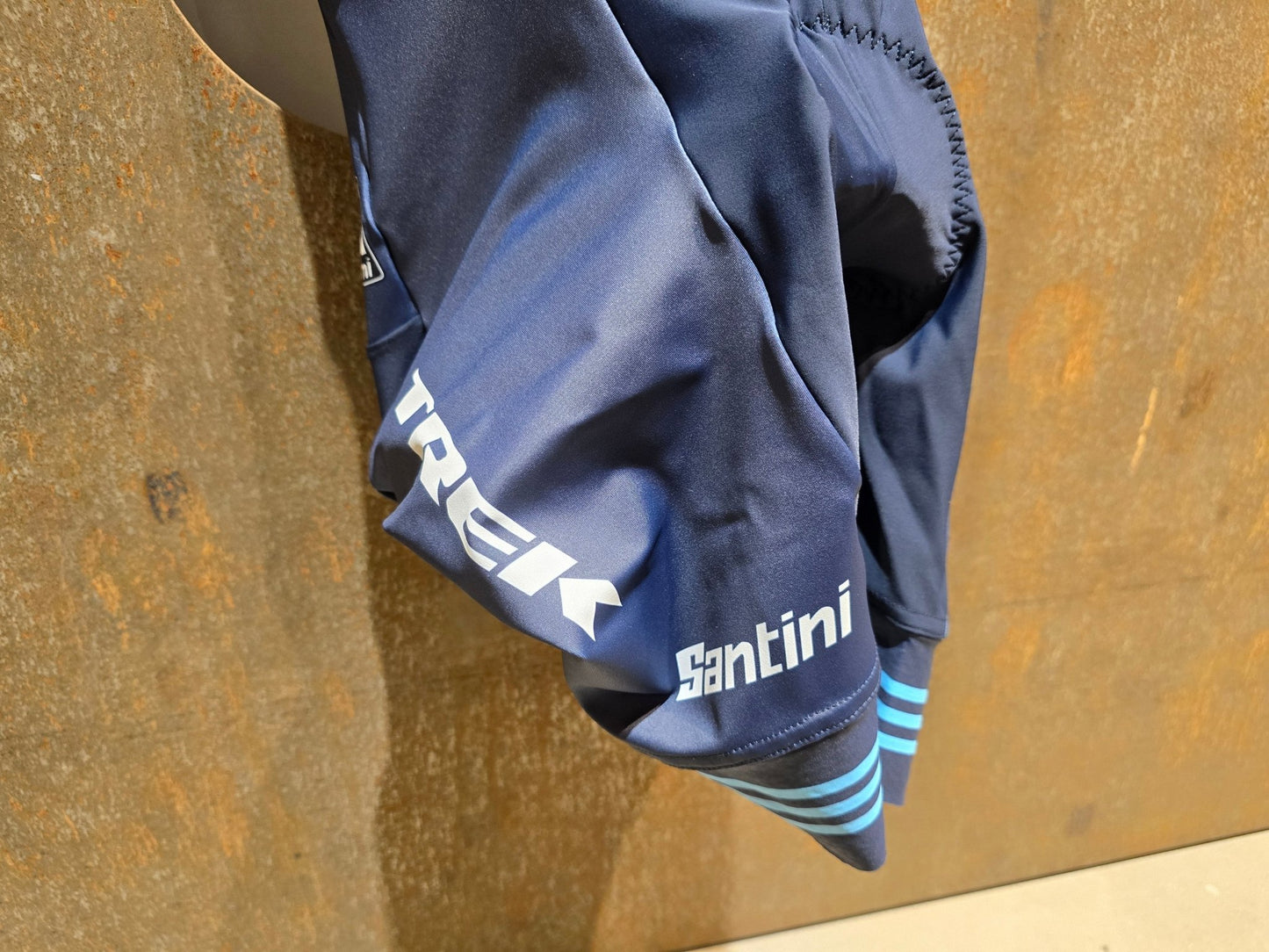 Damenbekleidung - TFR von Santini, TREK FACTORY RACING CX / CX SUIT SHORTSLEEVE SUPERLIGHT W. PKT / EINTEILER / DAMEN in variant_title vor USEDBIKES - OB.DE Hintergrund