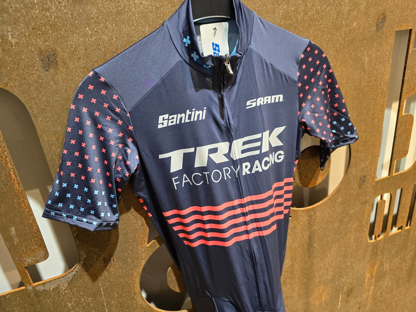 Damenbekleidung - TFR von Santini, TREK FACTORY RACING CX / CX SUIT SHORTSLEEVE SUPERLIGHT W. PKT / EINTEILER / DAMEN in variant_title vor USEDBIKES - OB.DE Hintergrund