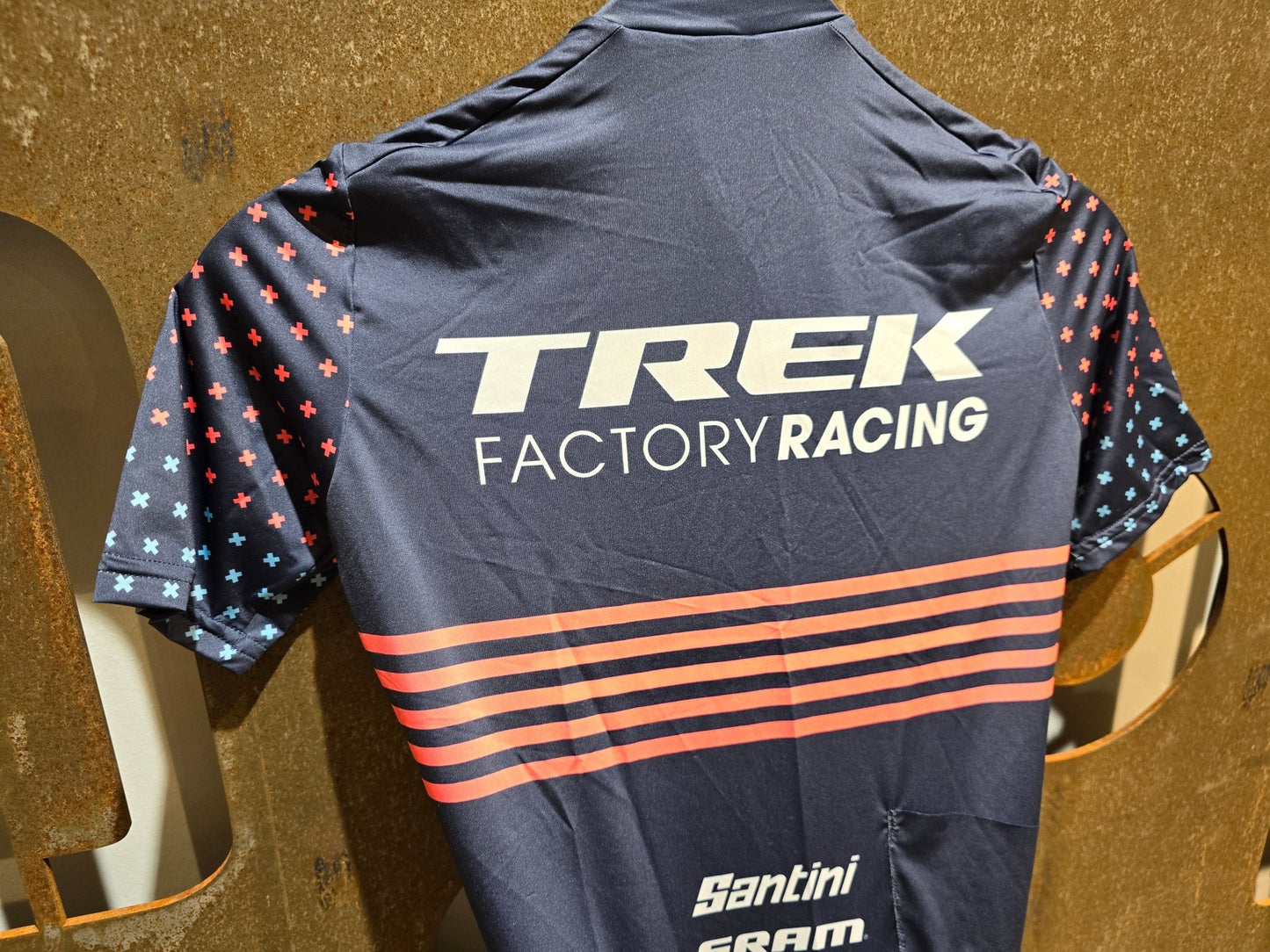 Damenbekleidung - TFR von Santini, TREK FACTORY RACING CX / CX SUIT SHORTSLEEVE SUPERLIGHT W. PKT / EINTEILER / DAMEN in variant_title vor USEDBIKES - OB.DE Hintergrund