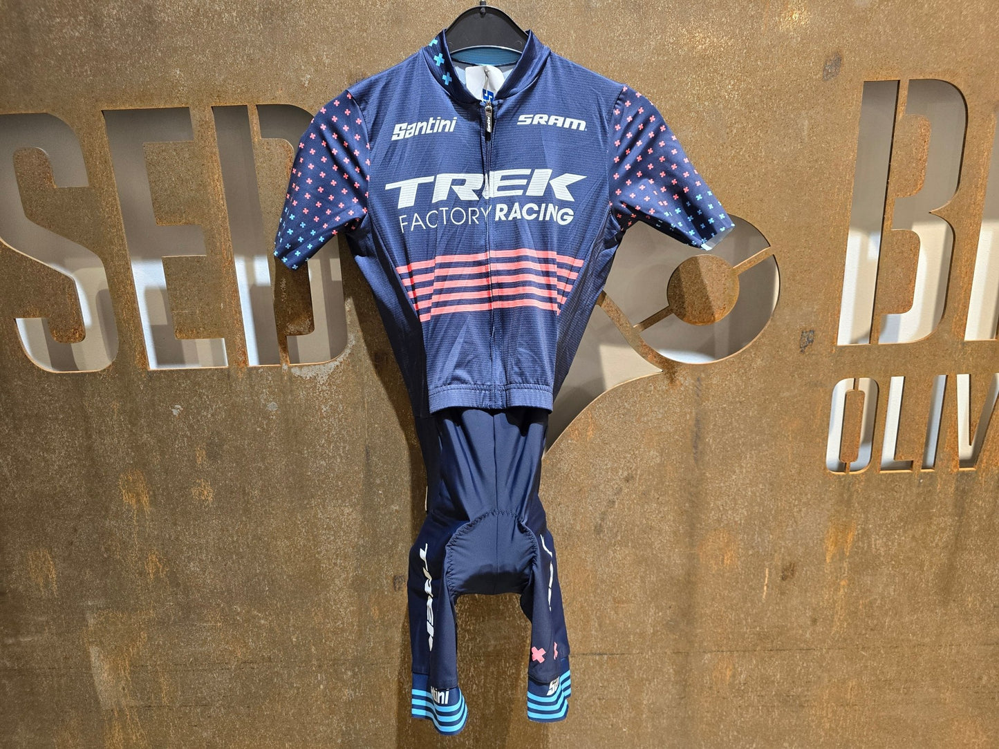 Damenbekleidung - TFR von Santini, TREK FACTORY RACING CX ROAD SUIT C3W / EINTEILER / DAMEN in variant_title vor USEDBIKES - OB.DE Hintergrund