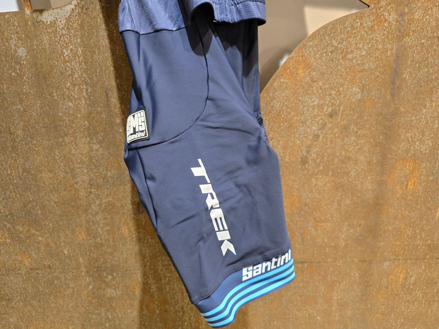 Damenbekleidung - TFR von Santini, TREK FACTORY RACING CX ROAD SUIT C3W / EINTEILER / DAMEN in variant_title vor USEDBIKES - OB.DE Hintergrund