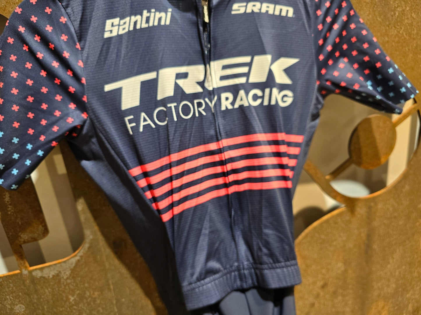 Damenbekleidung - TFR von Santini, TREK FACTORY RACING CX ROAD SUIT C3W / EINTEILER / DAMEN in variant_title vor USEDBIKES - OB.DE Hintergrund