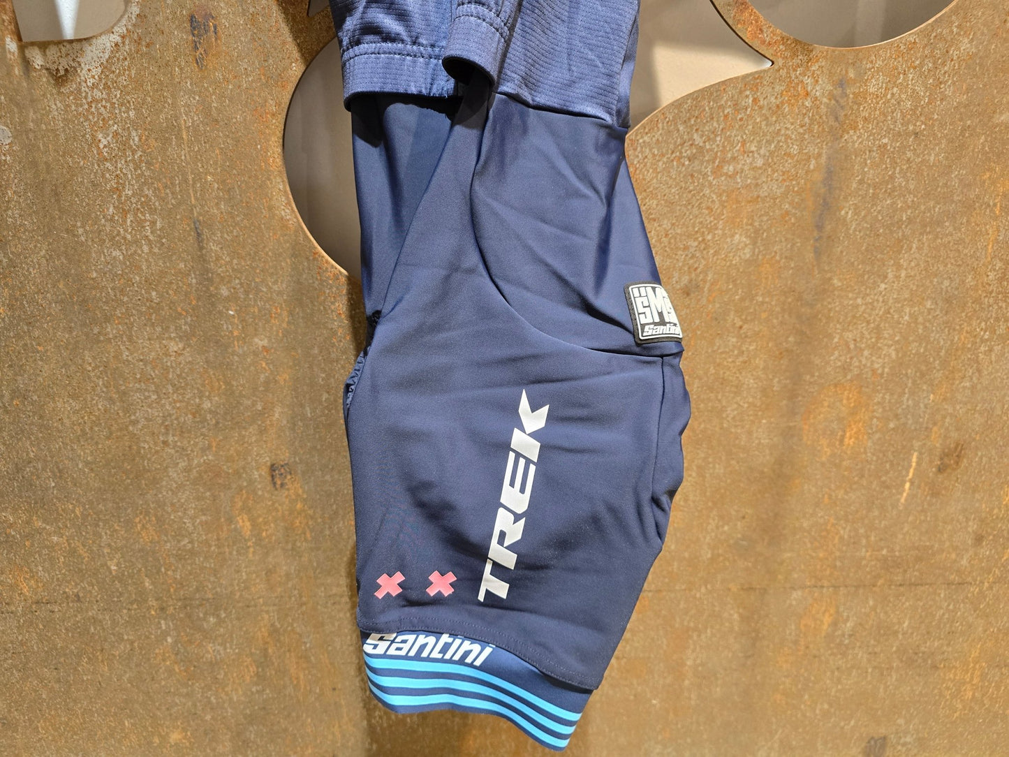 Damenbekleidung - TFR von Santini, TREK FACTORY RACING CX ROAD SUIT C3W / EINTEILER / DAMEN in variant_title vor USEDBIKES - OB.DE Hintergrund