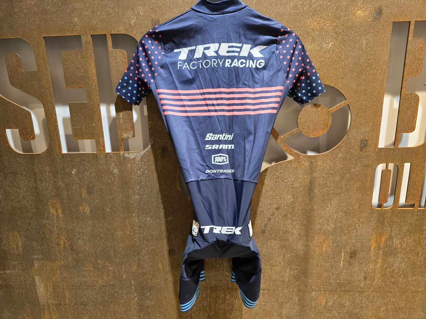 Damenbekleidung - TFR von Santini, TREK FACTORY RACING CX ROAD SUIT C3W / EINTEILER / DAMEN in variant_title vor USEDBIKES - OB.DE Hintergrund