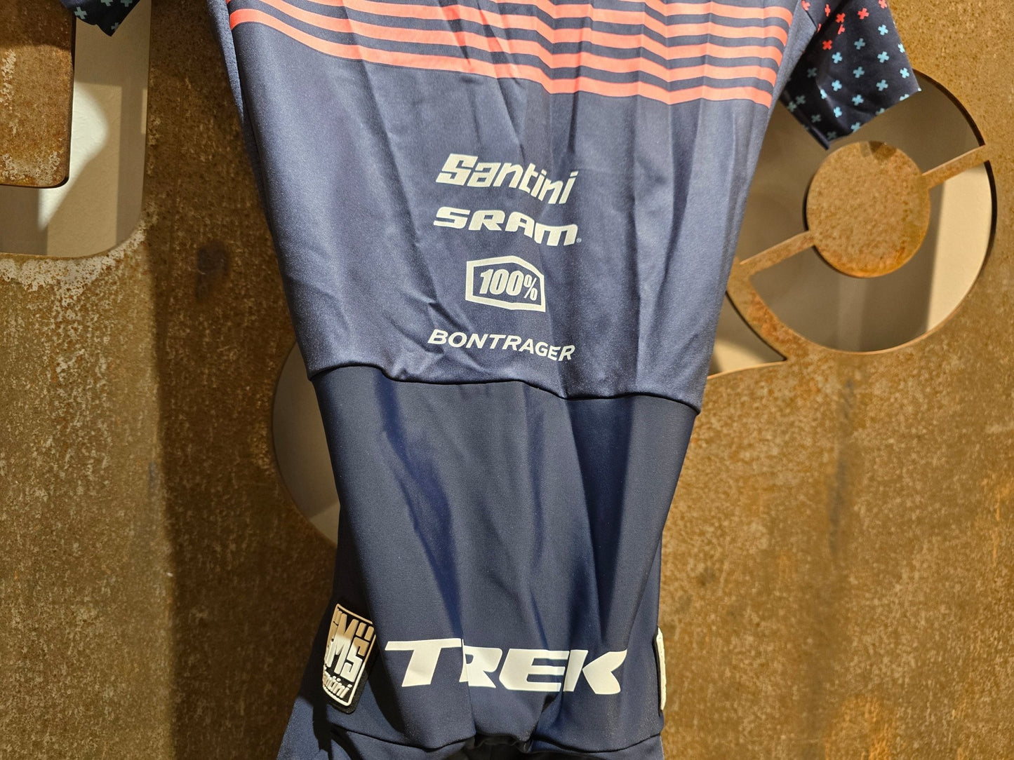 Damenbekleidung - TFR von Santini, TREK FACTORY RACING CX ROAD SUIT C3W / EINTEILER / DAMEN in variant_title vor USEDBIKES - OB.DE Hintergrund