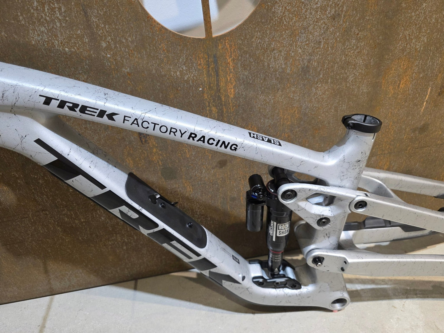 Mountainbikerahmen von Trek, TREK FACTORY RACING SLASH C GEN 6 FRAMESET / M vor USEDBIKES - OB.DE Hintergrund