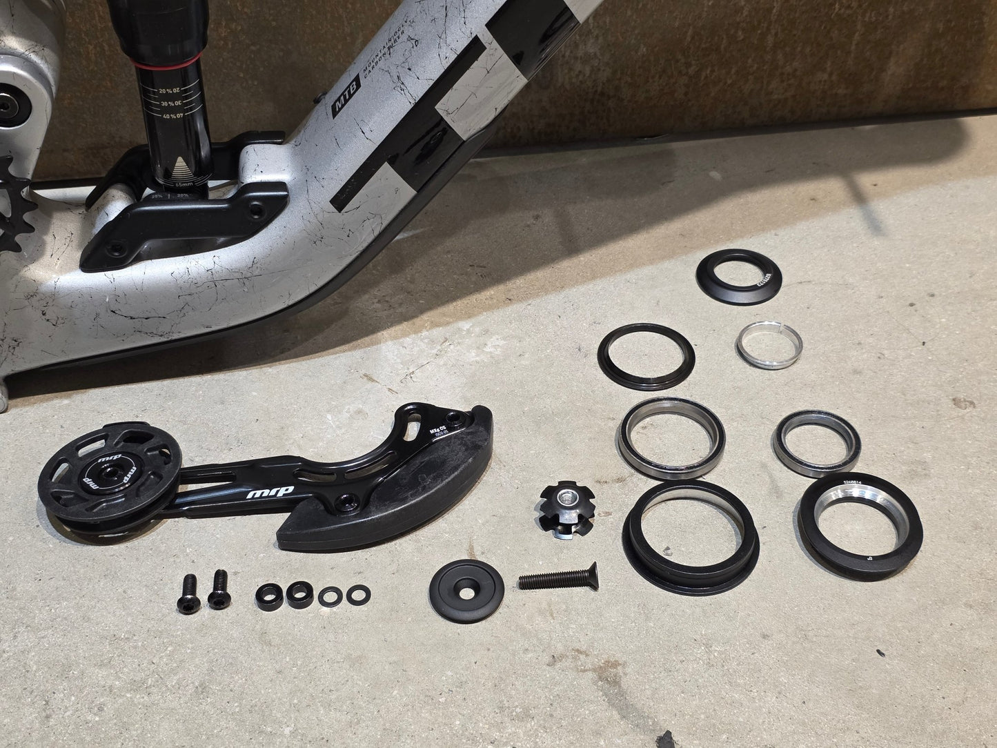 Mountainbikerahmen von Trek, TREK FACTORY RACING SLASH C GEN 6 FRAMESET / M vor USEDBIKES - OB.DE Hintergrund