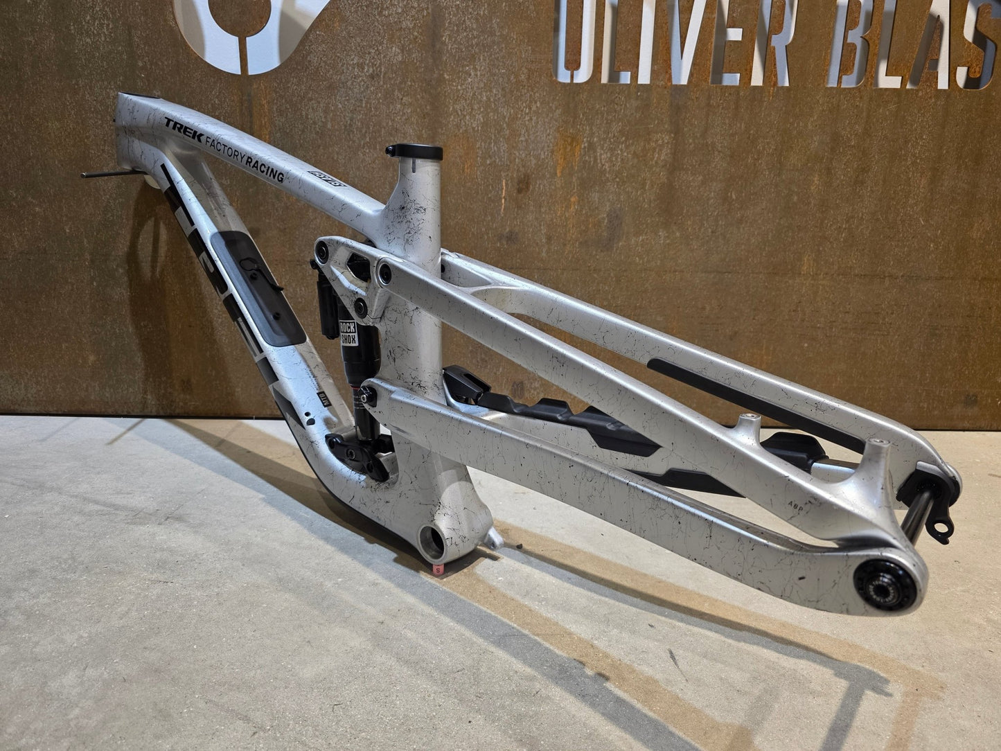Mountainbikerahmen von Trek, TREK FACTORY RACING SLASH C GEN 6 FRAMESET / M vor USEDBIKES - OB.DE Hintergrund