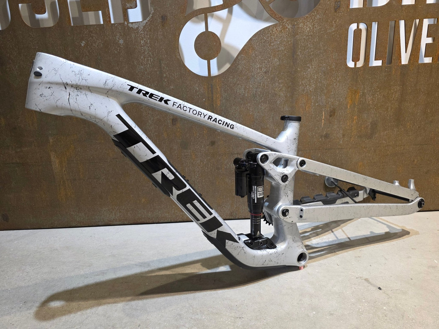 Mountainbikerahmen von Trek, TREK FACTORY RACING SLASH C GEN 6 FRAMESET / M vor USEDBIKES - OB.DE Hintergrund