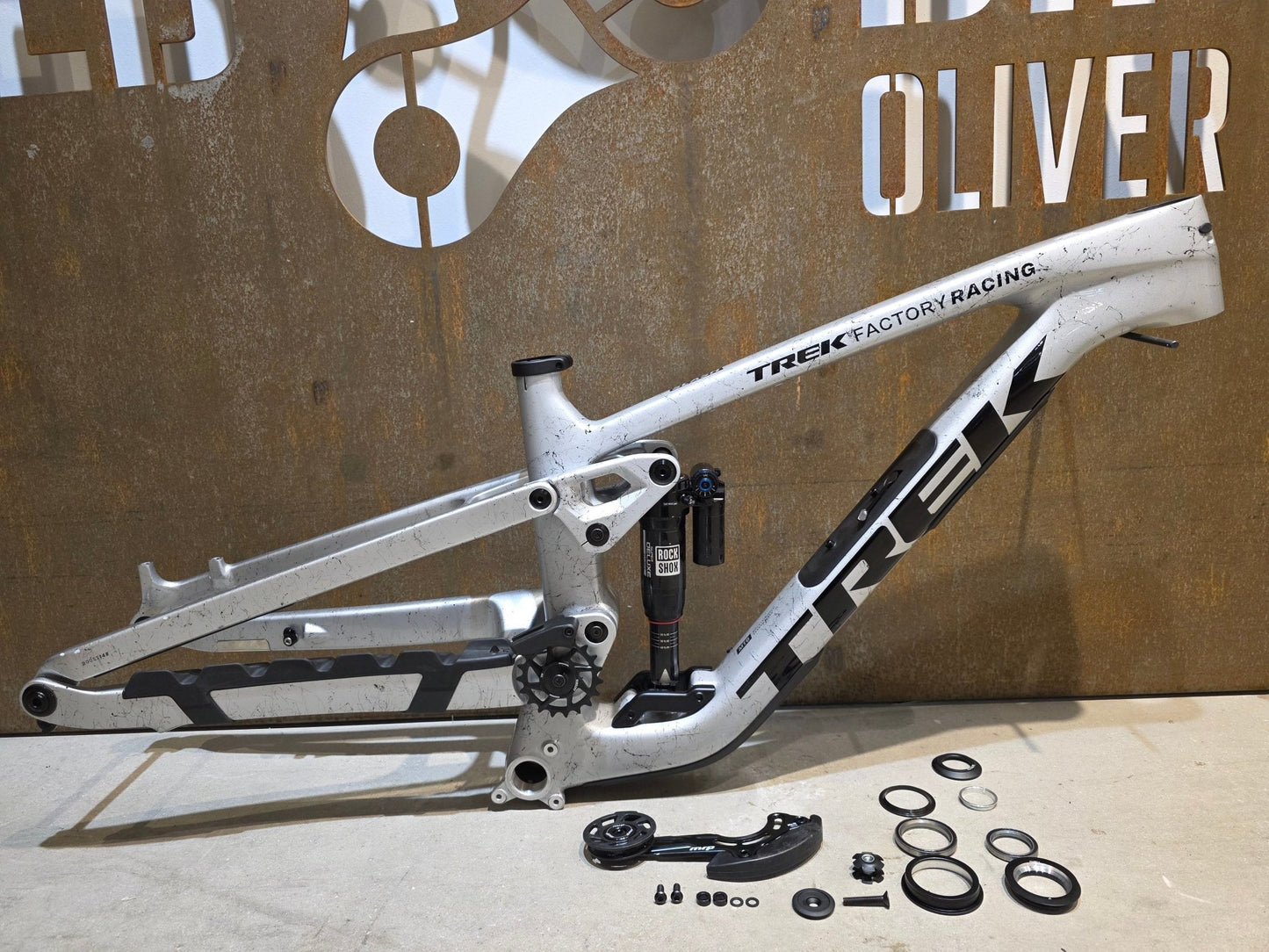 Mountainbikerahmen von Trek, TREK FACTORY RACING SLASH C GEN 6 FRAMESET / M vor USEDBIKES - OB.DE Hintergrund